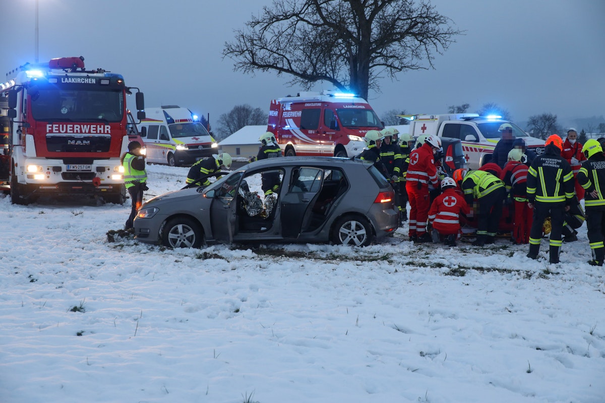 Vier teils Schwerverletzte bei schwerem Verkehrsunfall zwischen zwei PKW in Gschwandt