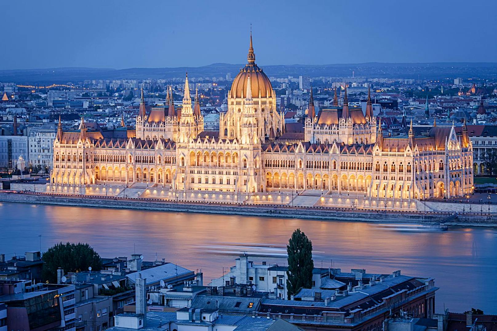 Signtseeing in Ungarn: Das beeindruckende Parlament von Budapest ist 268 Meter lang.