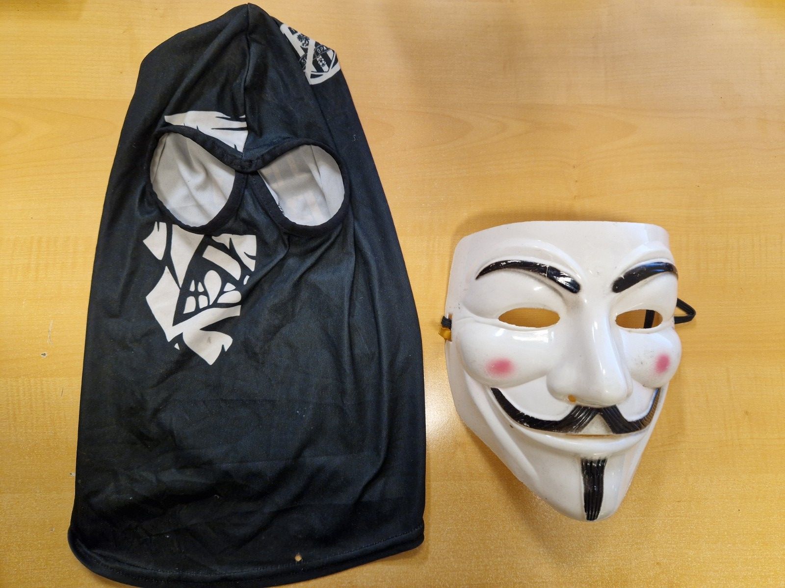 Diese Masken wurden bei den Verdächtigen gefunden.