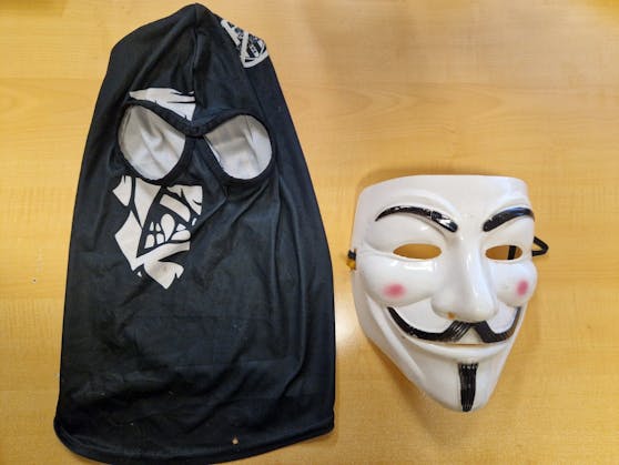 Diese Masken wurden bei den Verdächtigen gefunden.