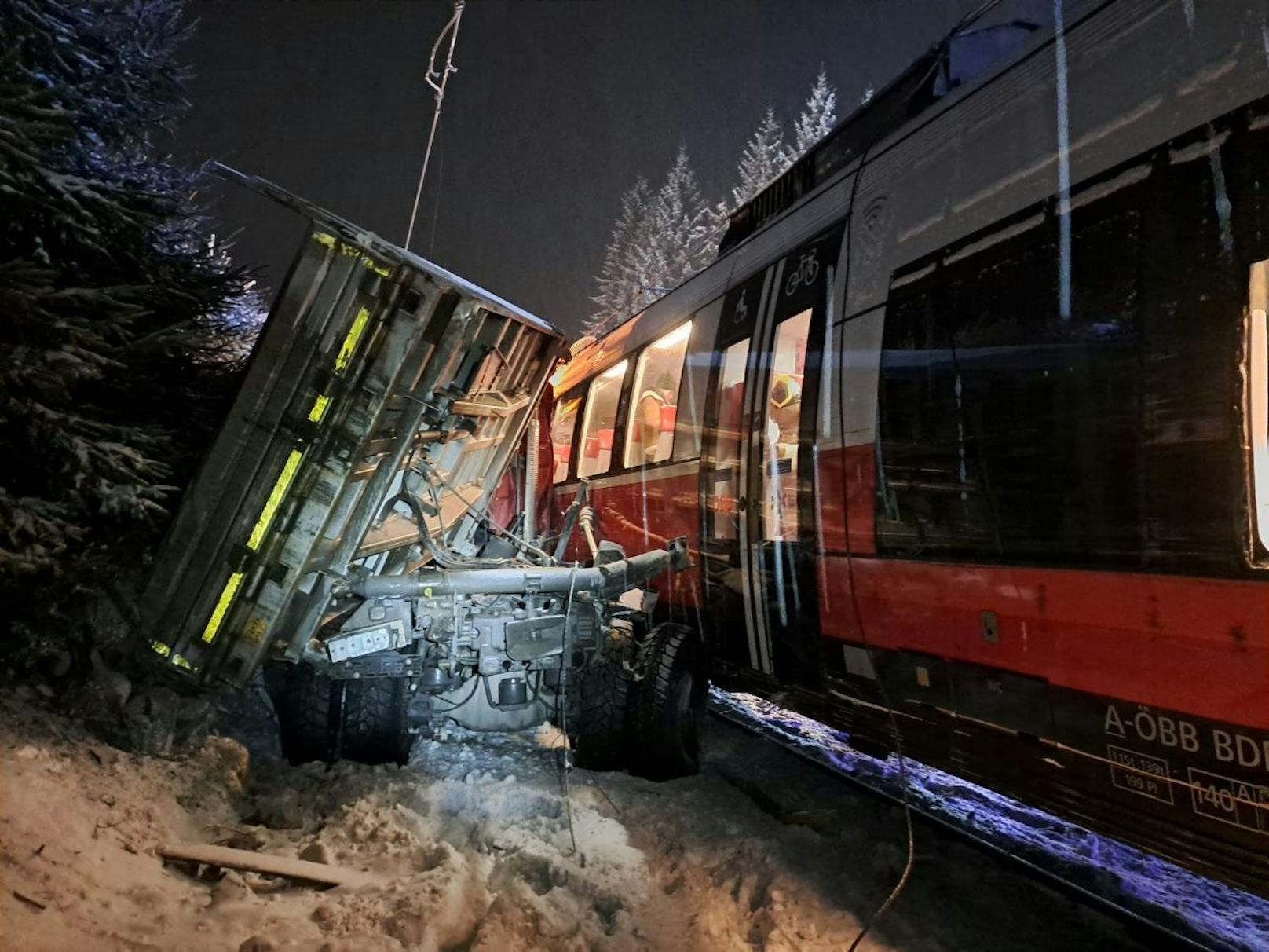 ÖBB-Zug kracht im völligen Schnee-Chaos gegen Lkw