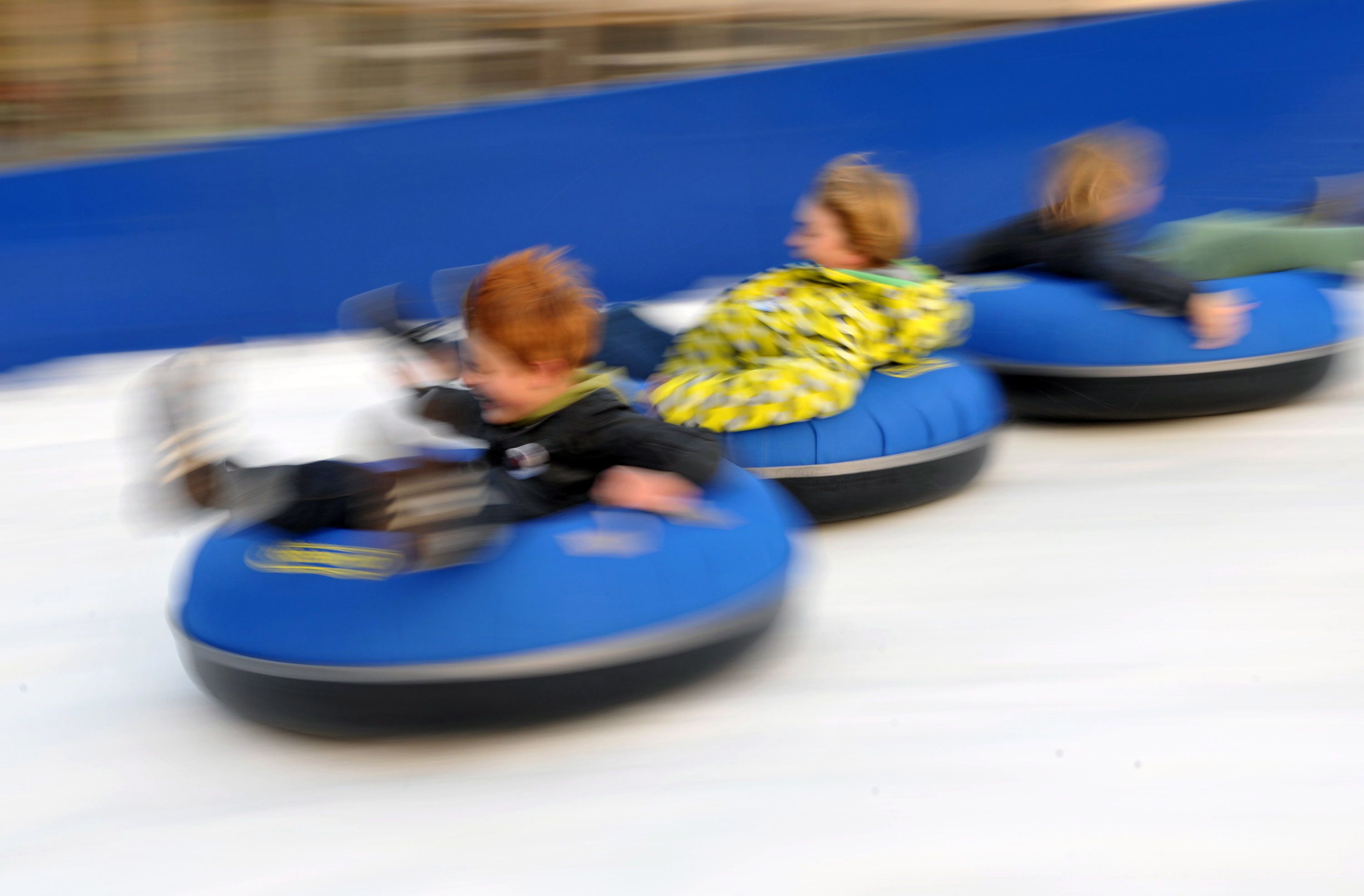 Die Kinder rodeln auf einer "Snowtube" plötzlich auf die Straße. Symbolbild