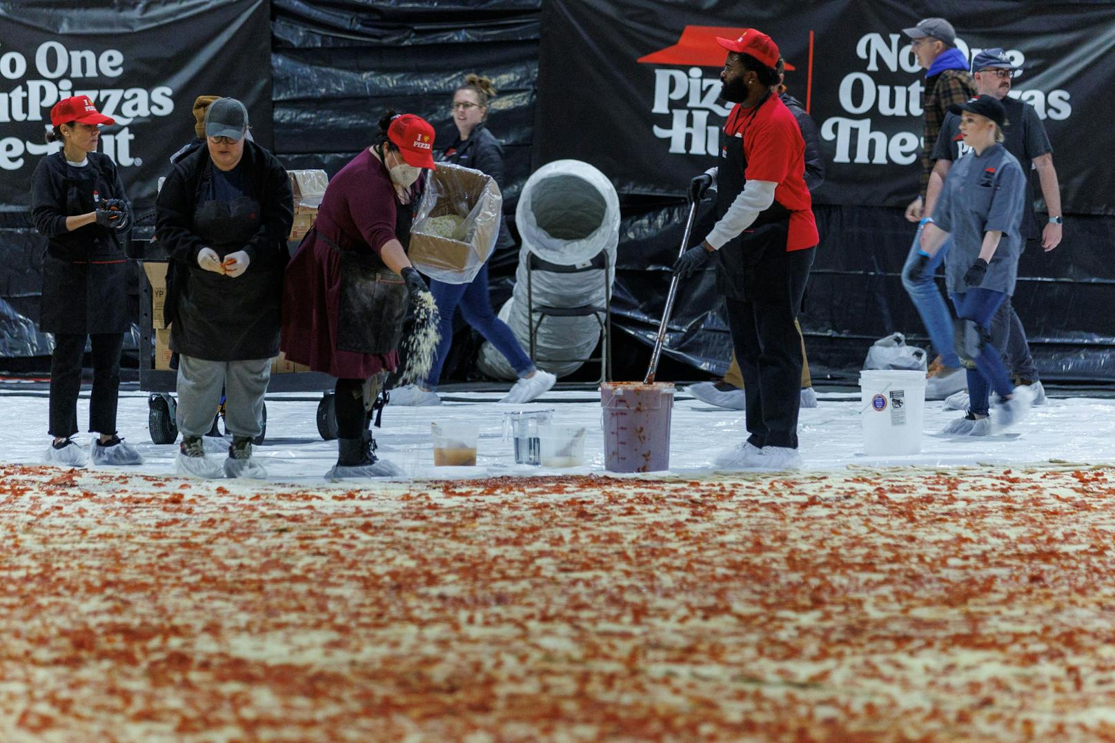 Damit wurde der bisherige Weltrekord für die größte Pizza, aufgestellt 2012 vom Italiener Dovilo Nardi, gebrochen.