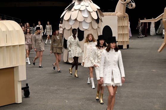 Tweed, Kamelien und Tiere - das ist die neue Haute Couture von Chanel.