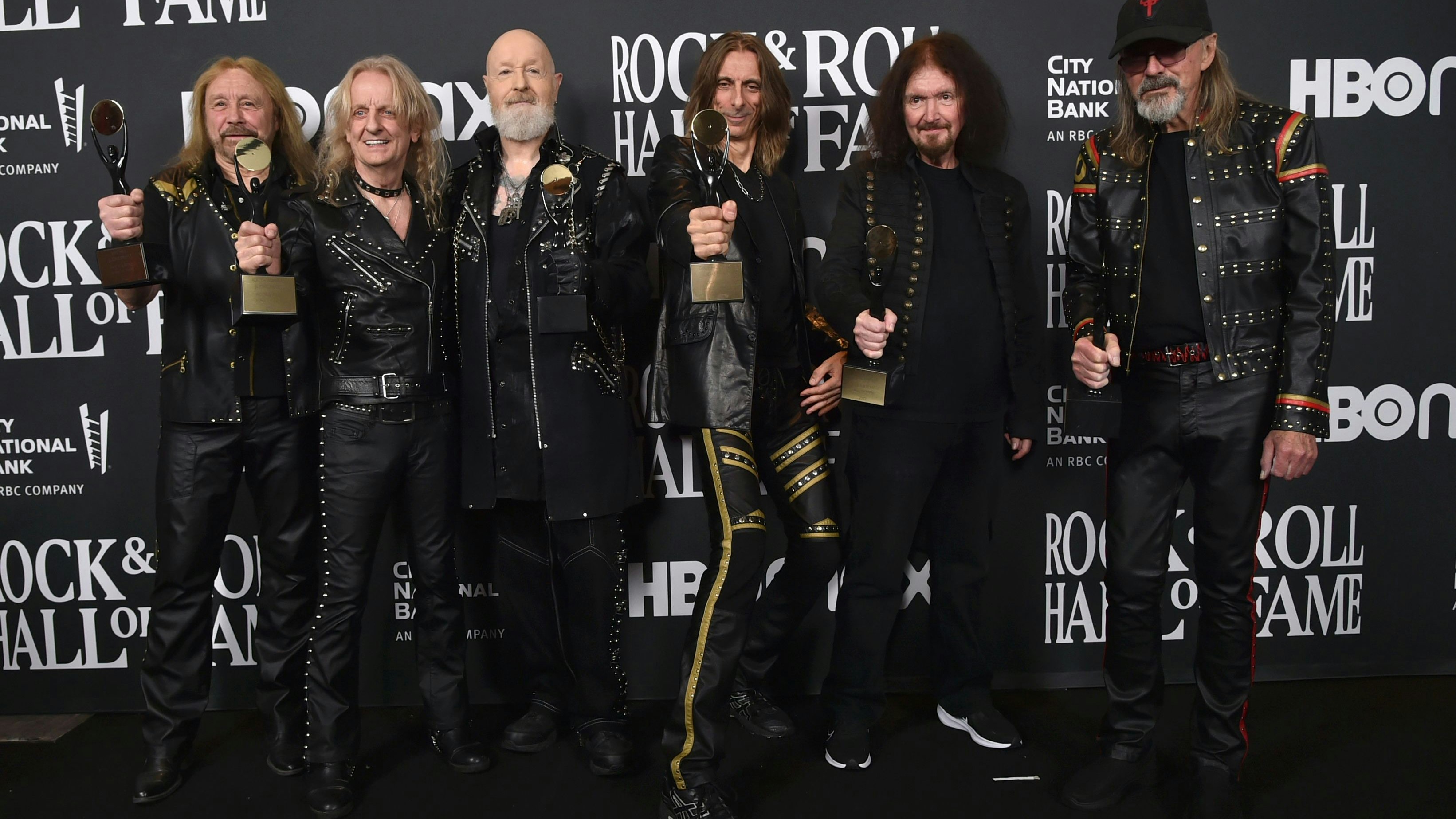 Download von www.picturedesk.com am 25.01.2023 (11:41).  Inductees Ian Hill, from left, K. K. Downing, Rob Halford, Scott Travis, Les Binks, and Glenn Tipton of Judas Priest pose in the press room during the Rock & Roll Hall of Fame Induction Ceremony on Saturday, Nov. 5, 2022, at the Microsoft Theater in Los Angeles. (Photo by Richard Shotwell/Invision/AP) - 20221106_PD1175 - Rechteinfo: Rights Managed (RM)