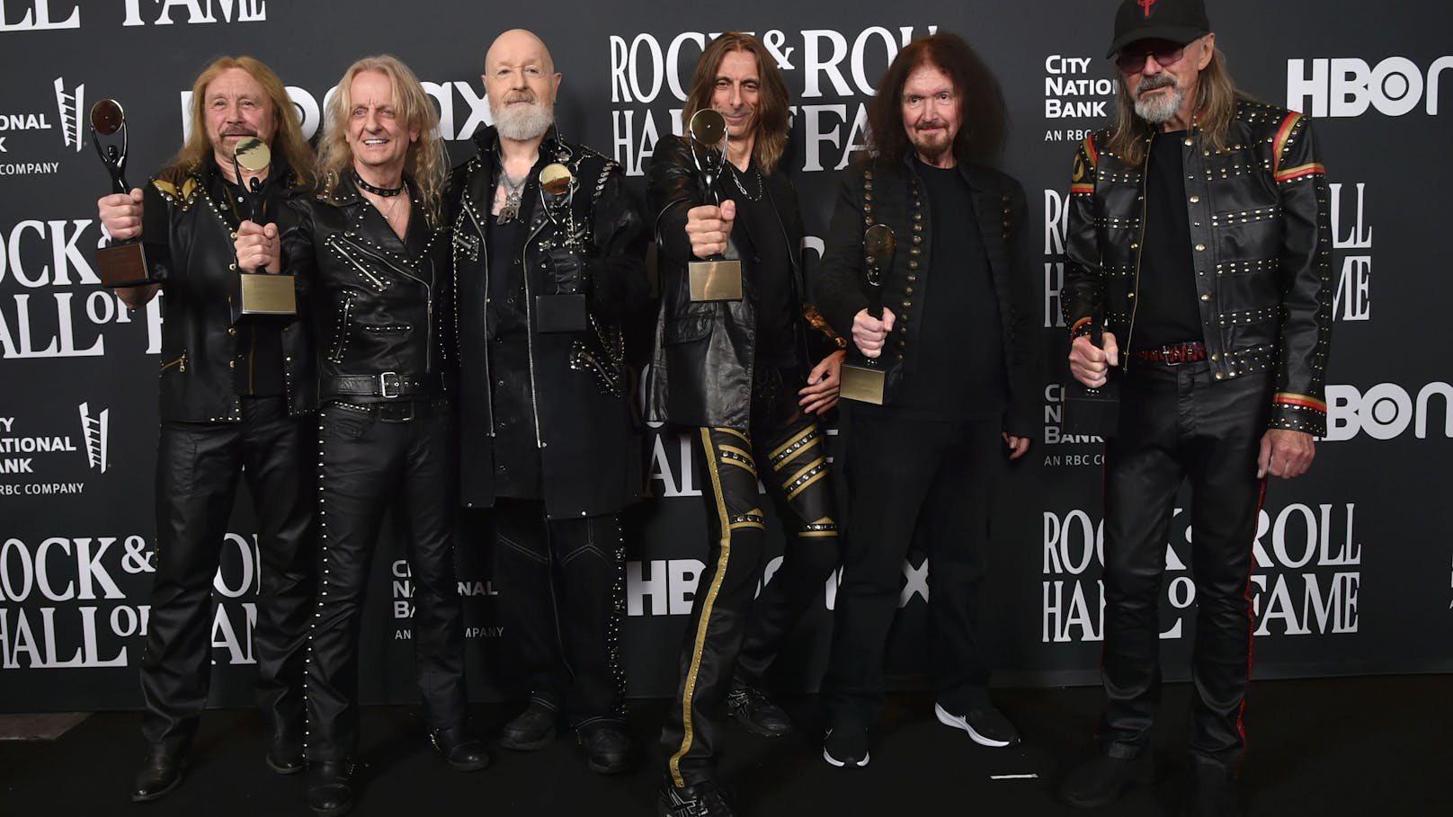 <strong>Judas Priest</strong> in der "Hall of Fame":&nbsp; Ian Hill, K. K. Downing, Rob Halford, Scott Travis, Les Binks, und Glenn Tipton (v.l.n.r., 2022)