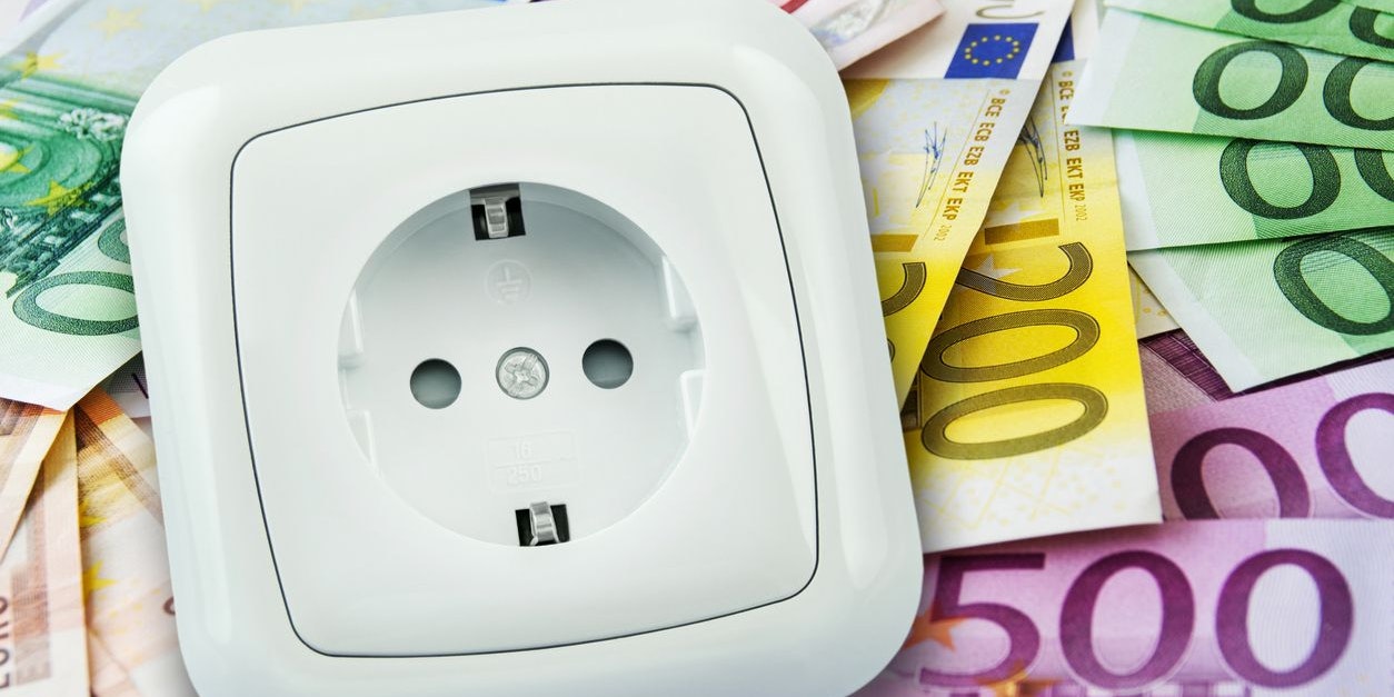 Mit ein paar Tipps und Tricks kannst du beim Strom viel Geld sparen
