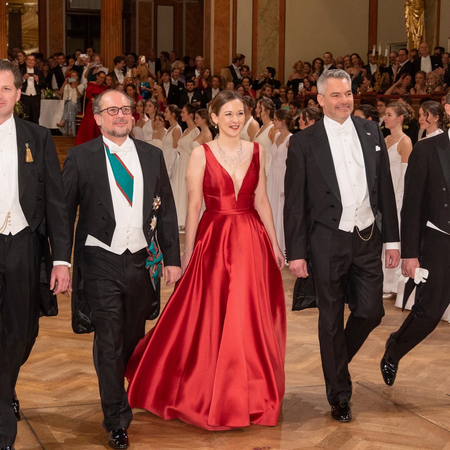 Gemeinsamer Ballbesuch am Samstag: Außenminister Schallenberg, Staatssekretärin Plakolm, Kanzler Nehammer