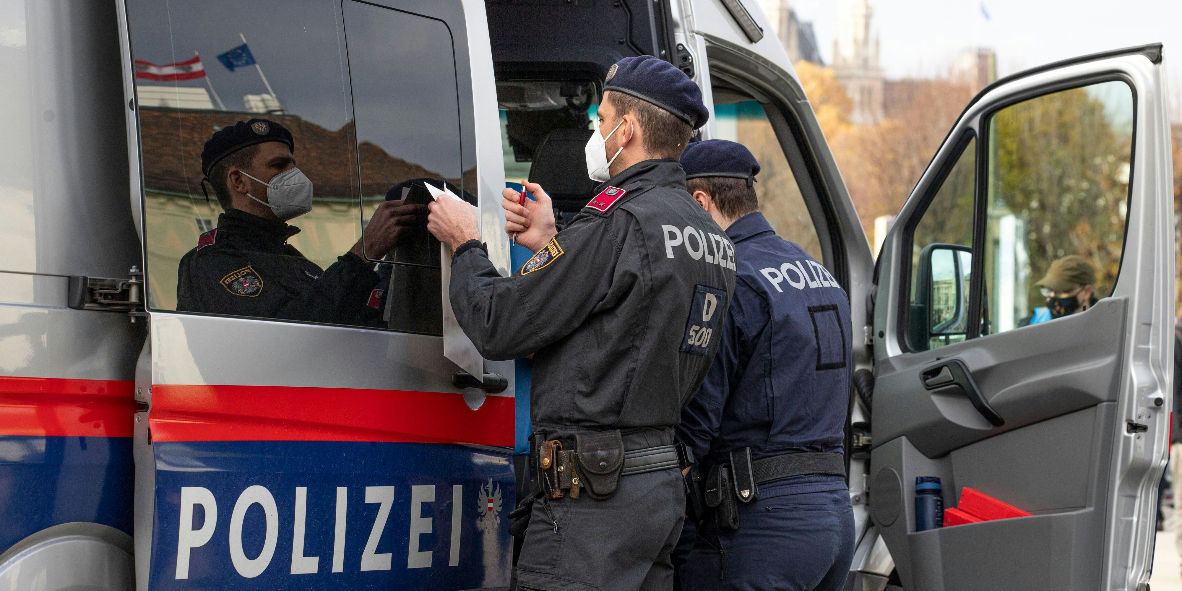 Download von www.picturedesk.com am 25.01.2023 (12:24).  Polizistinnen und Polizisten stehen während einer ,, Anti-Corona" Demonstration im Einsatz. Im Bild: Polizeibeamte in Uniform. Wien, Österreich. 20.11.2021 // Police officers are on duty during a ,, anti corona" demonstration. Picture: Police officers wearing a uniform. Vienna, Austria. November 20th, 2021 - 20211120_PD23180 - Rechteinfo: Rights Managed (RM)