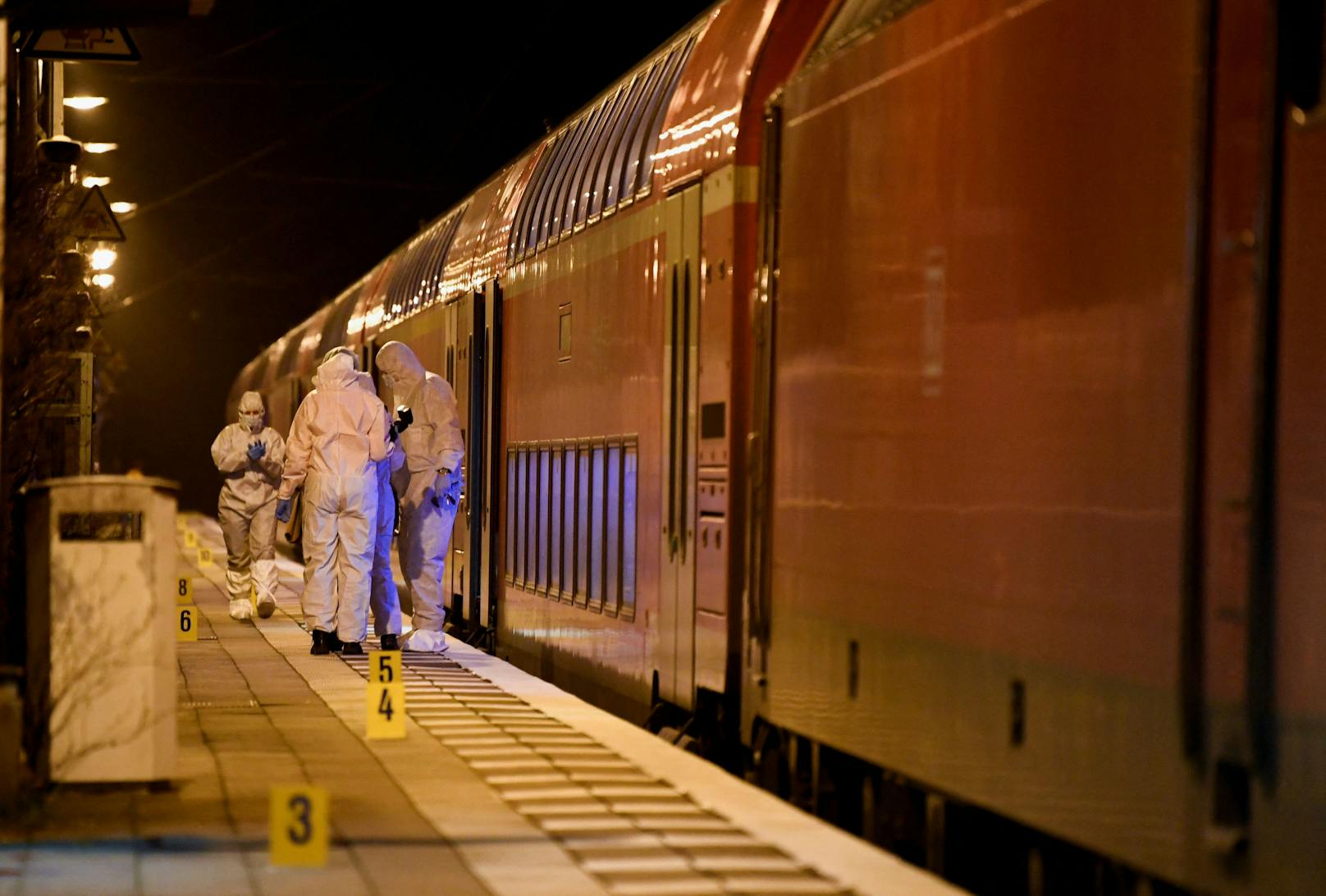 Bei der Messerattacke in einem Regionalzug von Kiel nach Hamburg sind am 25. Jänner 2023 zwei Menschen getötet und mehrere verletzt worden.&nbsp;
