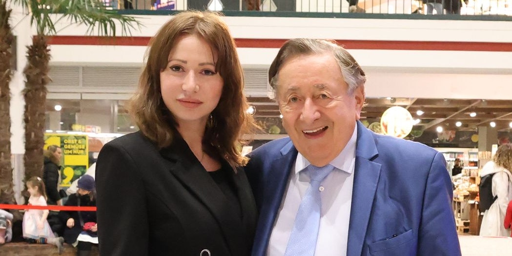 Richard Lugner mit neuem Tierchen namens "Täubchen".