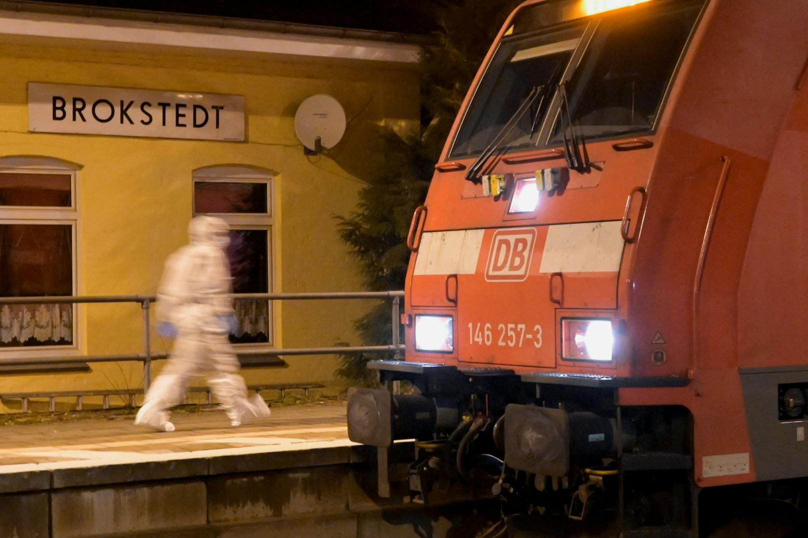 Im schleswig-holsteinischen Brokstedt griff ein Mann in einem Regionalzug Menschen mit einem Messer an. Es gibt Tote und Verletzte.