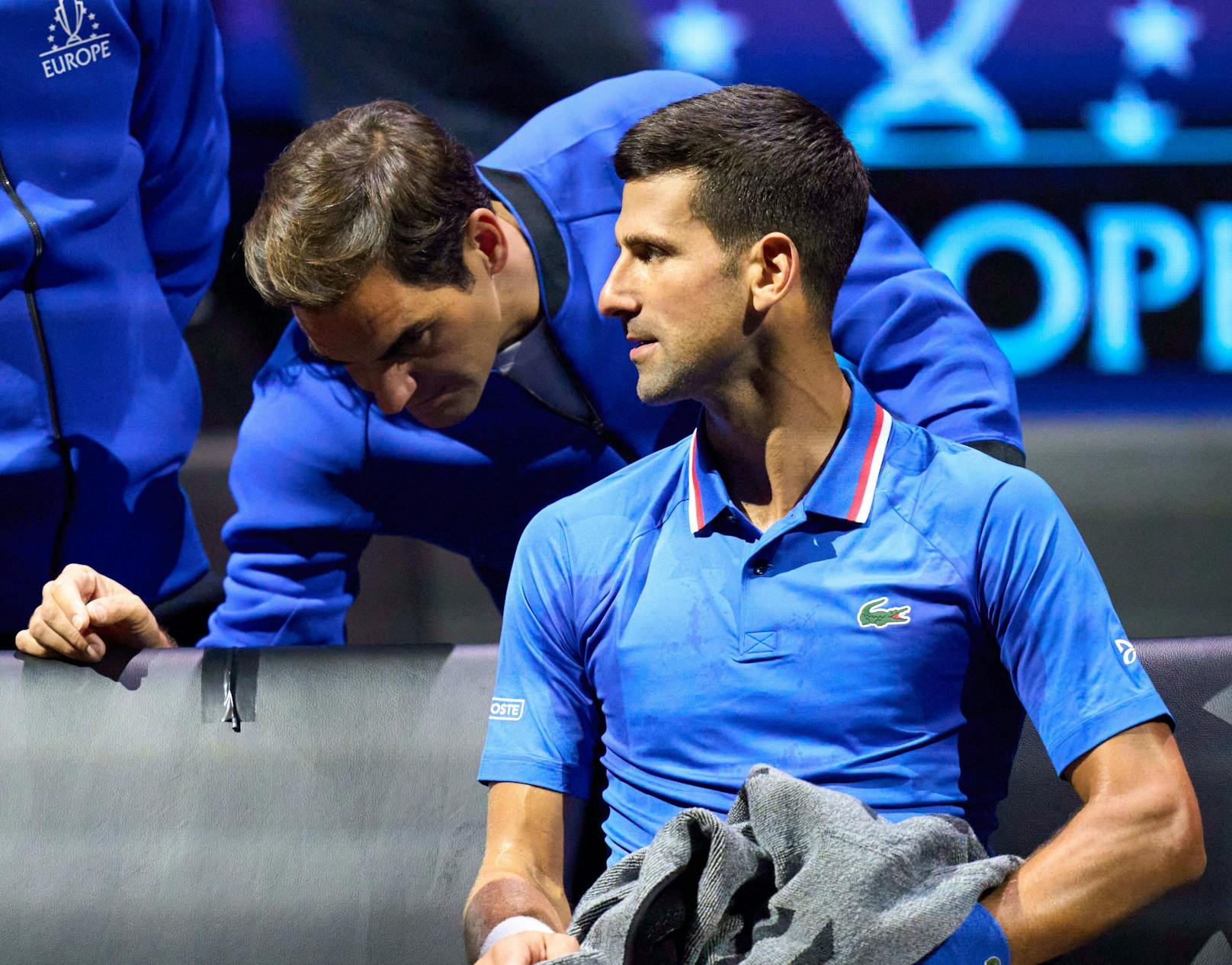 Novak Djokovic und Roger Federer.