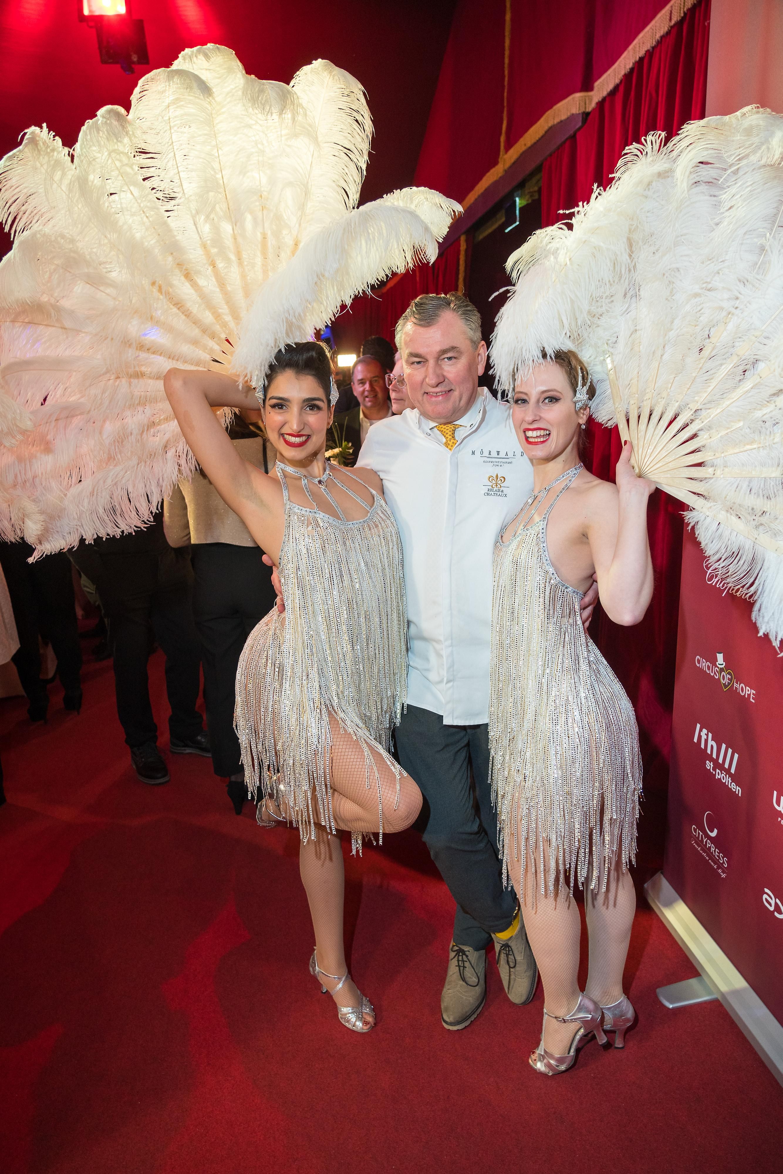 Toni Mörwald mit den Charleston-Girls.