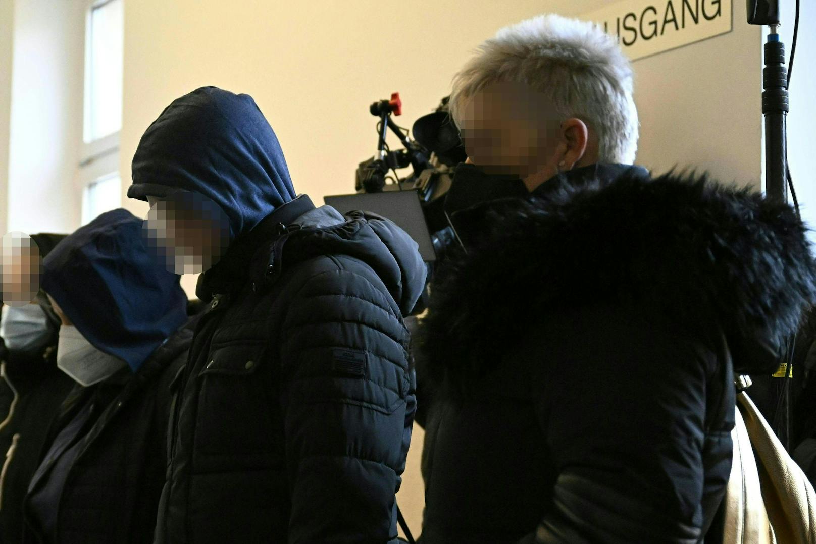 Prozess um Missbrauch in Heim: Die vier früheren Pflegehelfer eines Heimes im Bezirk Tulln vor Gericht in St. Pölten.