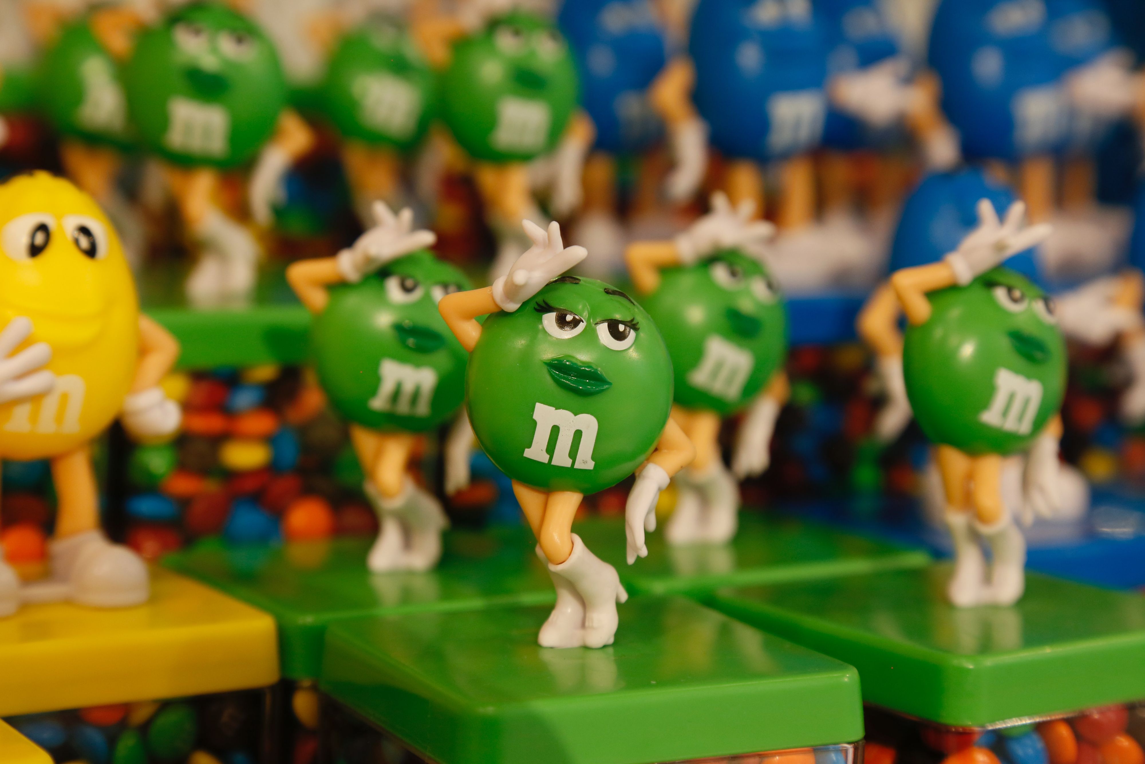 Der Konzern Mars Inc. hat die Werbung für seine neuen M&M-Figuren eingestellt, nachdem es Kritik gehagelt hatte. 