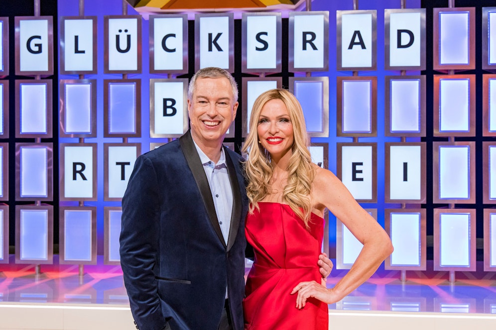Thomas Hermanns und Sonya Kraus führen durch die Sendung. 
