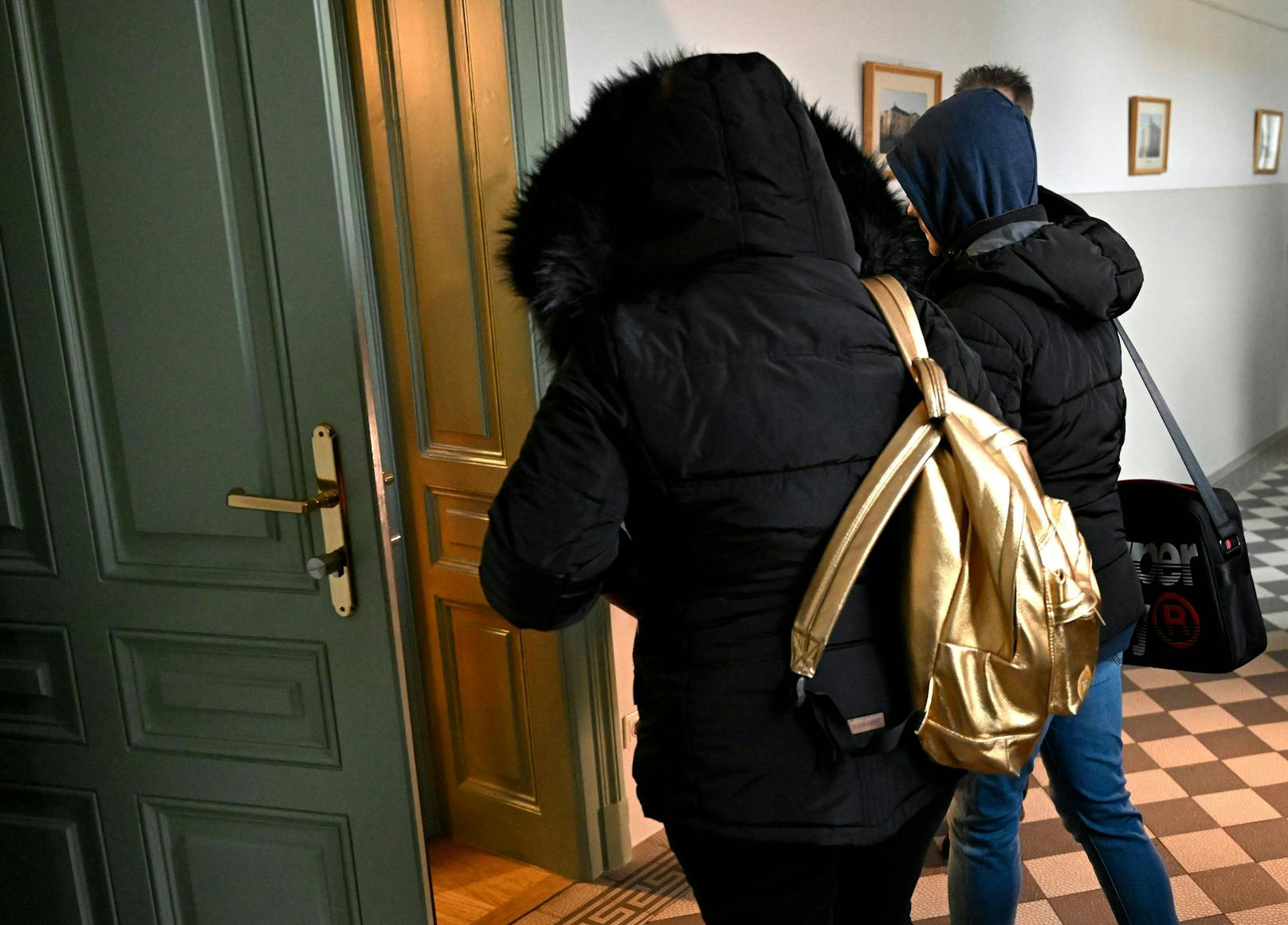 Prozess um Missbrauch in Heim: Vier Pfleger vor Gericht (Bild vom Verhandlungstag im Jänner).