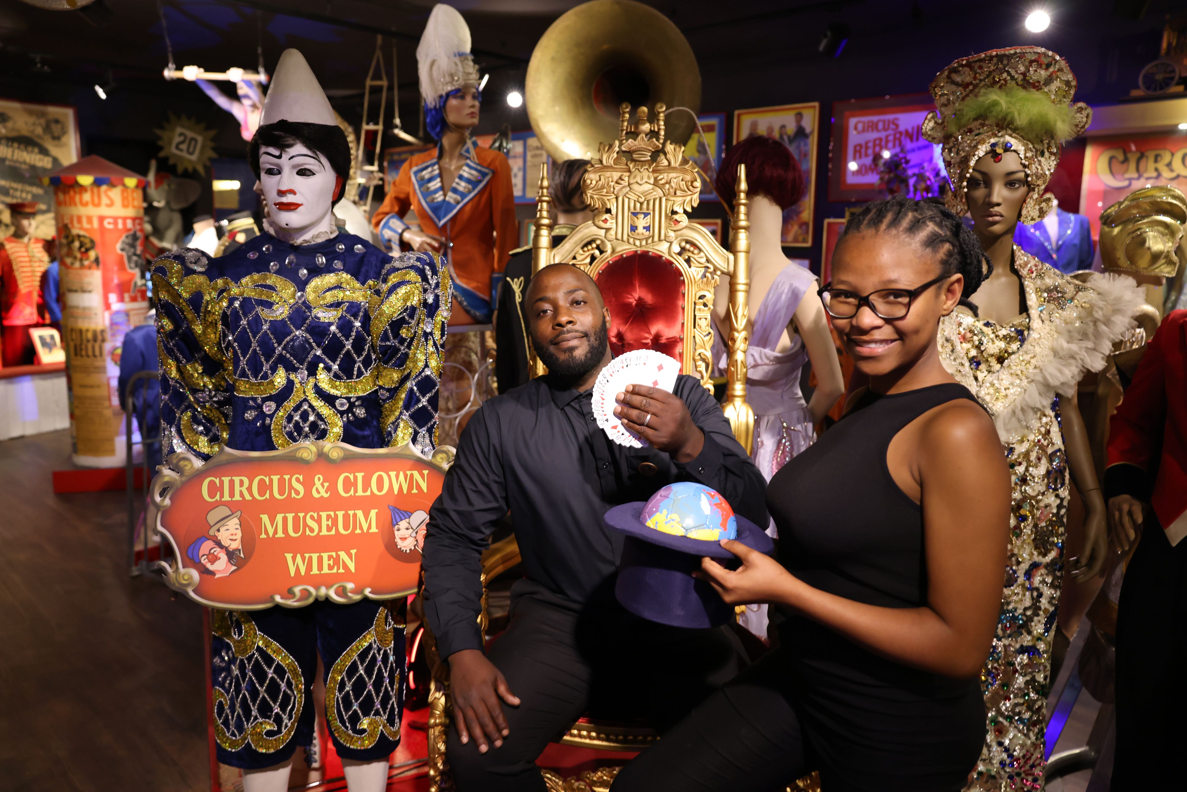 Lehrer Sinethemba mit Zauberschülerin Sikelelwa im Clownmuseum in Wien-Leopoldstadt.