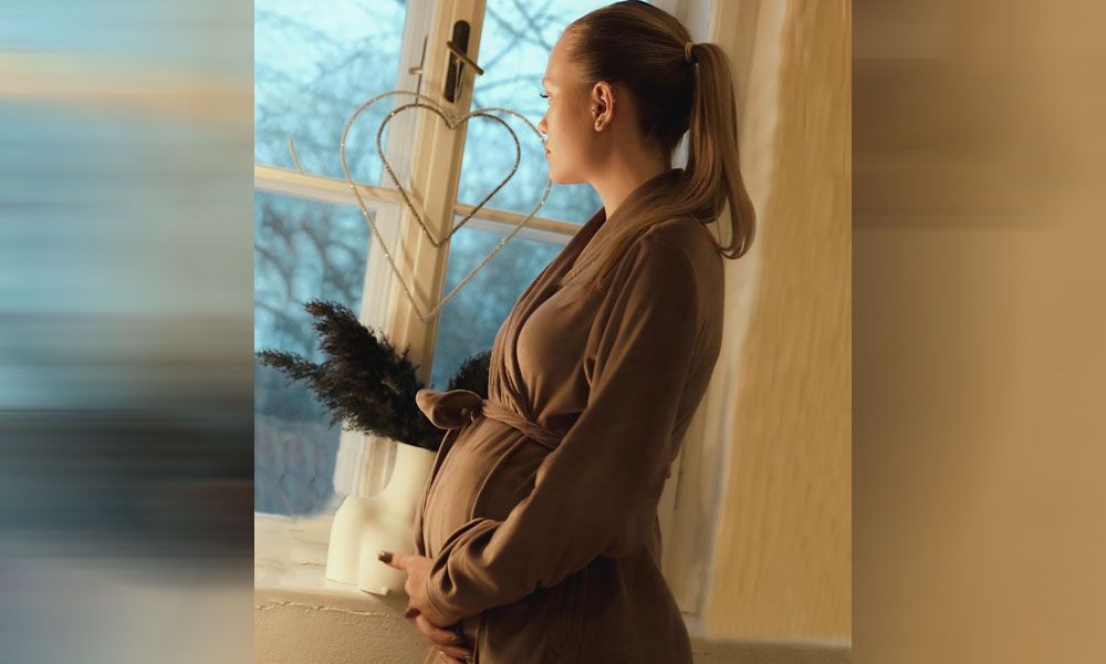 Liebevoll streichelt Cheyenne Ochsenknecht ihre Baby-Kugel.