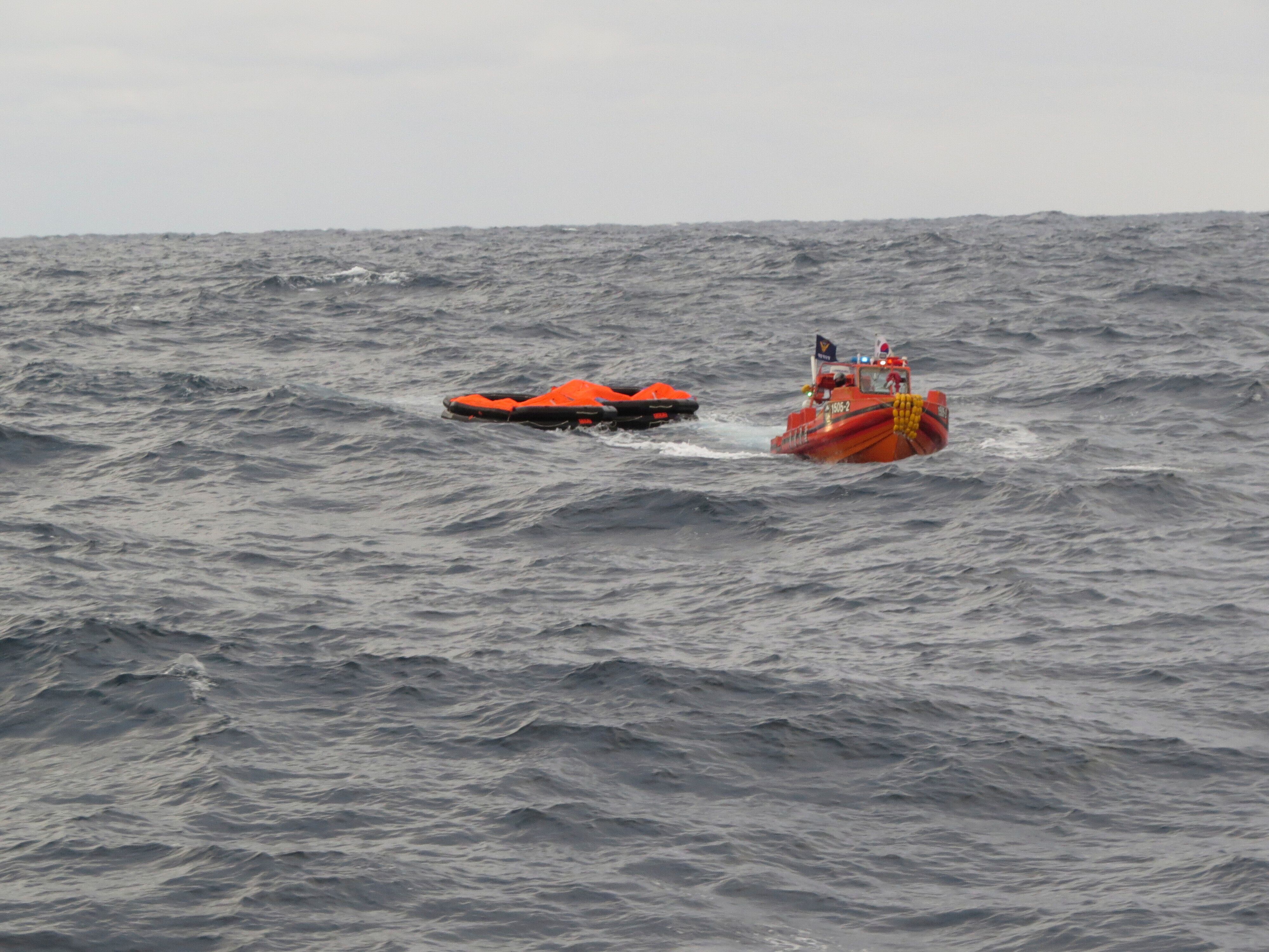 Die koreanische Küstenwache sucht nach den Vermissten.
