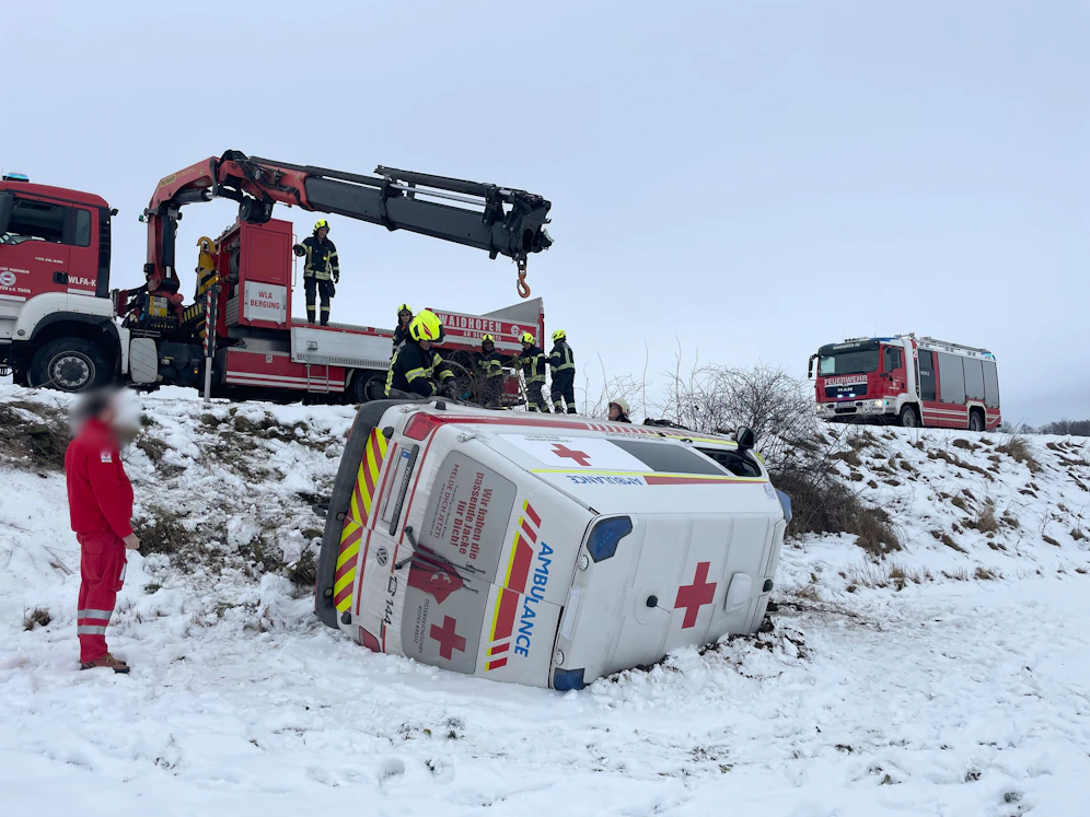 Rettungsauto stürzte über Böschung