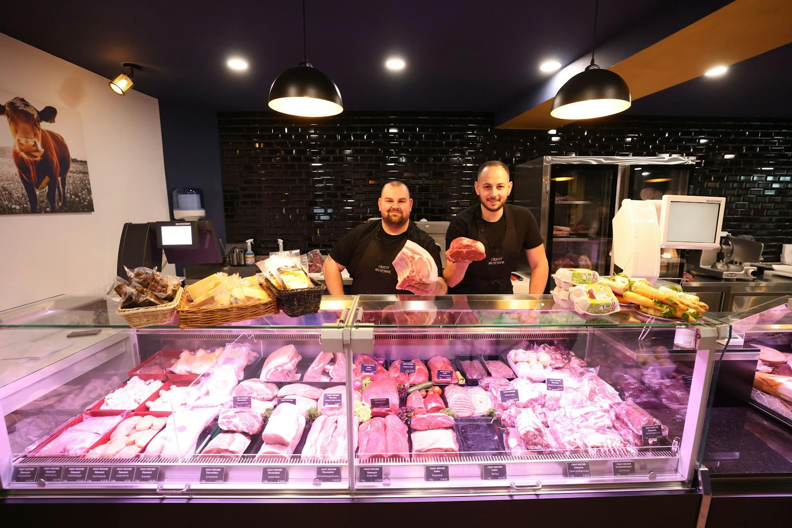 Zur Begrüßung reichen die Inhaber Denis Dobric (links) und Dejan Ilic (rechts) Fleisch-Spezialitäten.