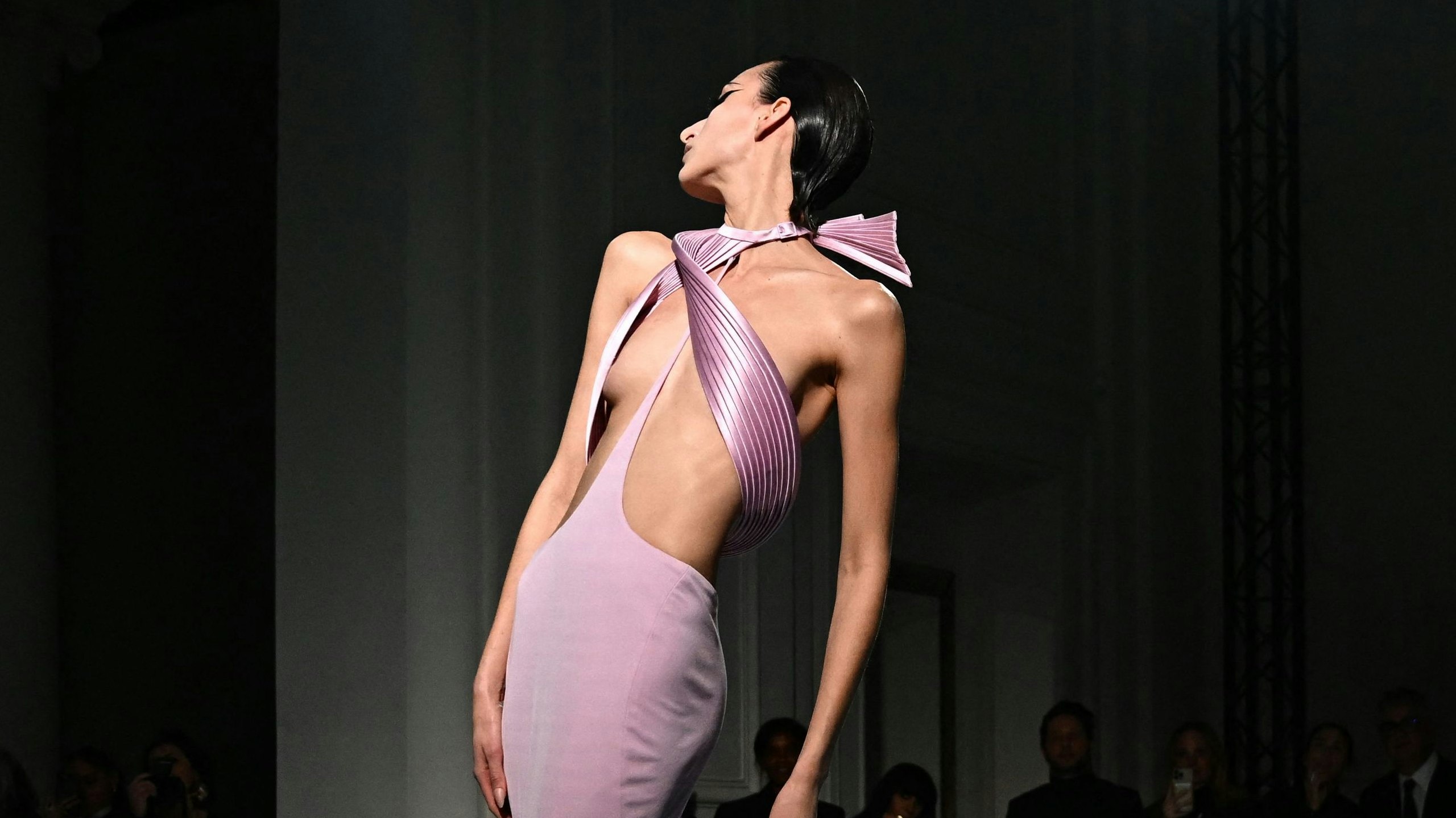 Download von www.picturedesk.com am 25.01.2023 (23:38).  A model presents a creation for Jean-Paul Gaultier during the Haute-Couture Spring-Summer 2023 Fashion Week in Paris on January 25, 2023. (Photo by Anne-Christine POUJOULAT / AFP) - 20230125_PD11568 - Rechteinfo: Rights Managed (RM) Nur für redaktionelle Nutzung! Werbliche Nutzung erfordert Freigabe: bitte schicken Sie uns eine Anfrage.