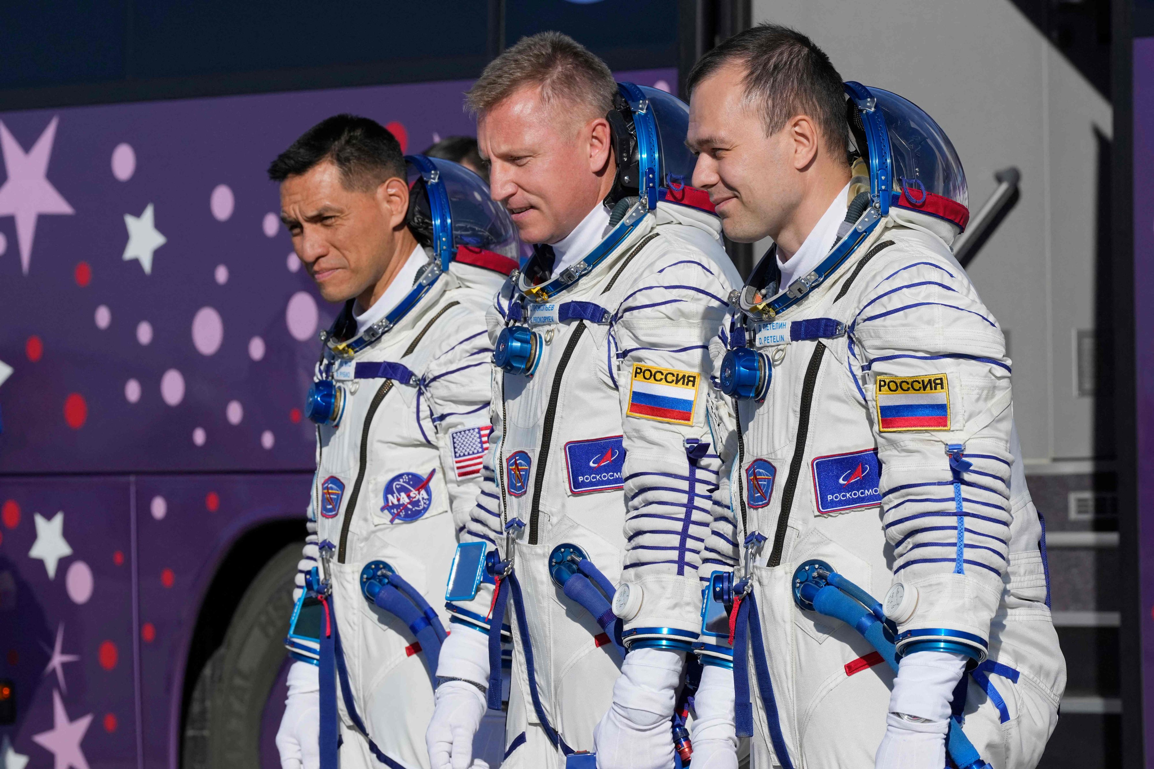 Die sich seit September 2022 auf der ISS-Raumstation befindenden Astronauten Sergej Prokopjew, Dmitri Petelin und Frank Rubio sollten eigentlich diesen März auf die Erde zurückkehren.