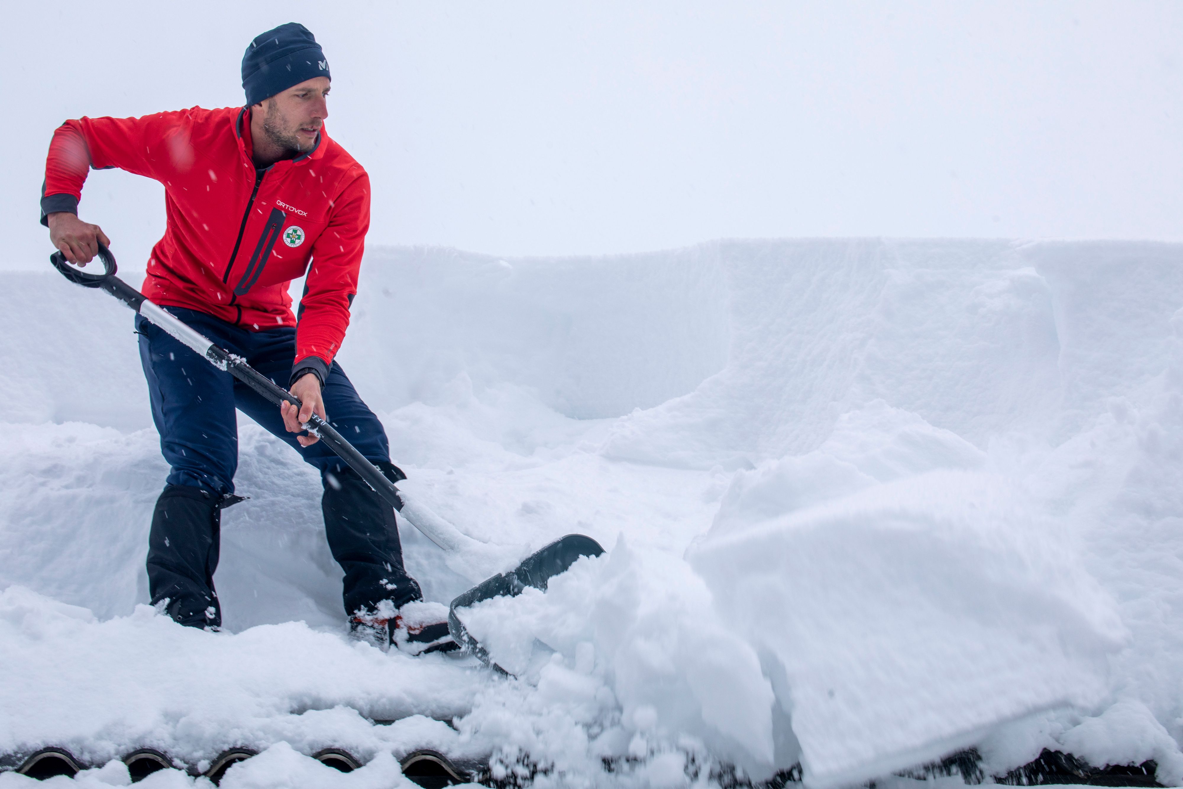 Download von www.picturedesk.com am 25.01.2023 (06:41).  ACT .ID 657.ID 647.ID 630 -- Mehr als 1,50 Meter Neuschnee in nicht einmal 24 Stunden. Das Bundesland Kärnten versinkt im Schnee. Besonders dramatisch ist die Situation in den Hochlagen. In den Karawanken, ein Grenzgebirge zwischen Österreich und Slowenien, schneite es seit Montag ununterbrochen. Auf den Dächern herrscht eine extreme Last. Feuerwehren aus der Umgebung sind hier im Einsatz. Zusammen mit der Bergwacht entfernen sie mühevoll in einem Kraftakt den Schnee von den Dächern. Der gesamte Ort versinkt im Schnee. Anwohner Thomas Jug kann sich nur vor Jahren an solch Schneemassen erinnern: Vor 20 Jahren, da war es noch schlimmer. Aber in einer Woche so viel Schnee, das ist schon selten..Erste kleinere Schneelawinen sind auch schon abgegangen. - 20230124_PD5532 - Rechteinfo: Rights Managed (RM)