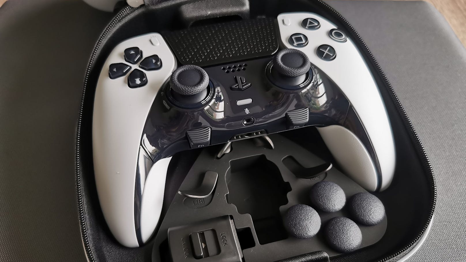 ...Spiele-Sessions auswärts mitzunehmen. Gepolstert aufbewahrt im Inneren liegt nicht nur der Controller selbst, sondern in einer kleinen Netztasche das zugehörige...