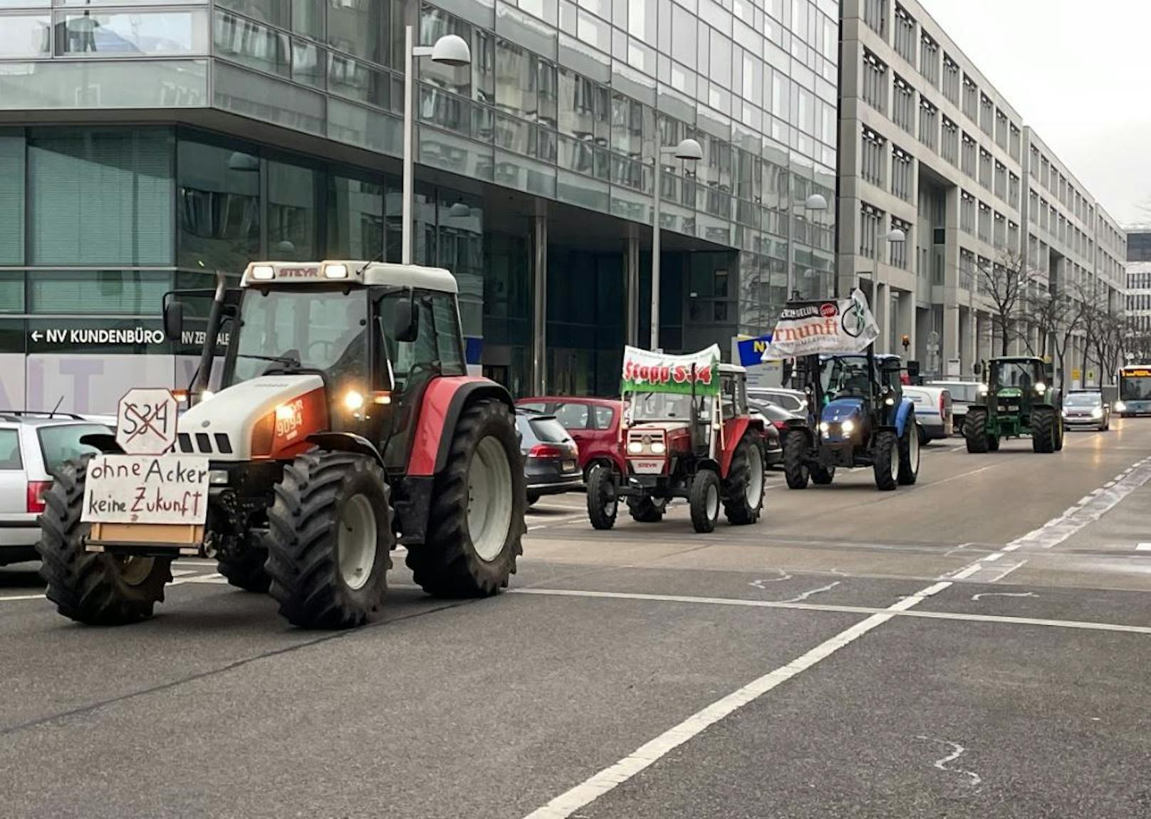 Traktordemo vor Landhaus - "Lassen uns nicht enteignen"