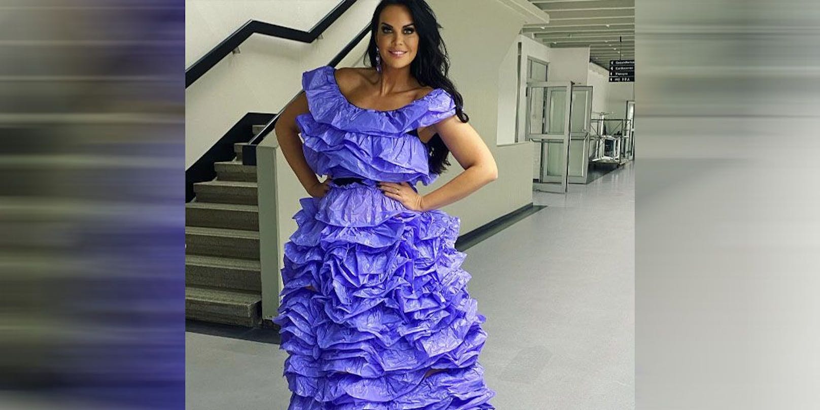 Martina Reuter zeigt stolz ihr Kleid aus acht Mülltüten-Rollen.