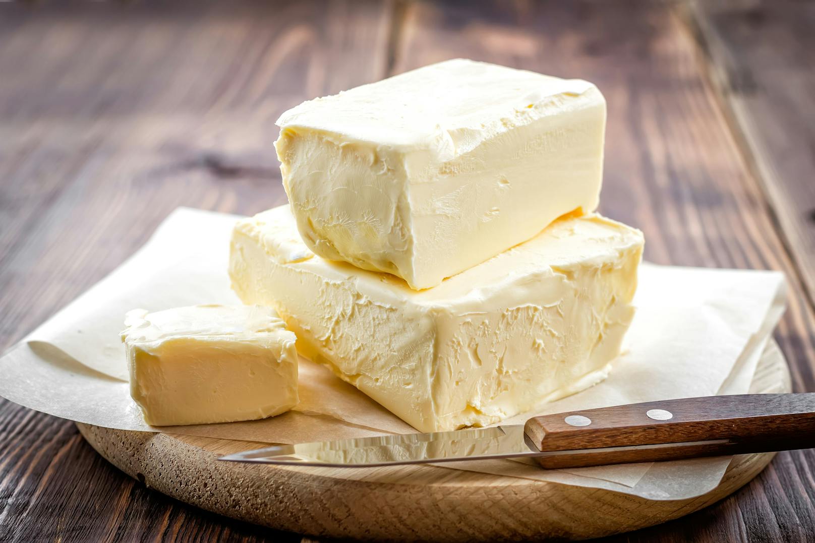 Auch <strong>Butter</strong> zahlt sich im Angebot besonders aus. Sie kann einfach am Stück eingefroren und je nach Bedarf im Kühlschrank schonend aufgetaut werden. Wer die Butter gleich in einem Kuchenteig oder Keksteig weiterverarbeitet, kann auch diesen einfrieren.