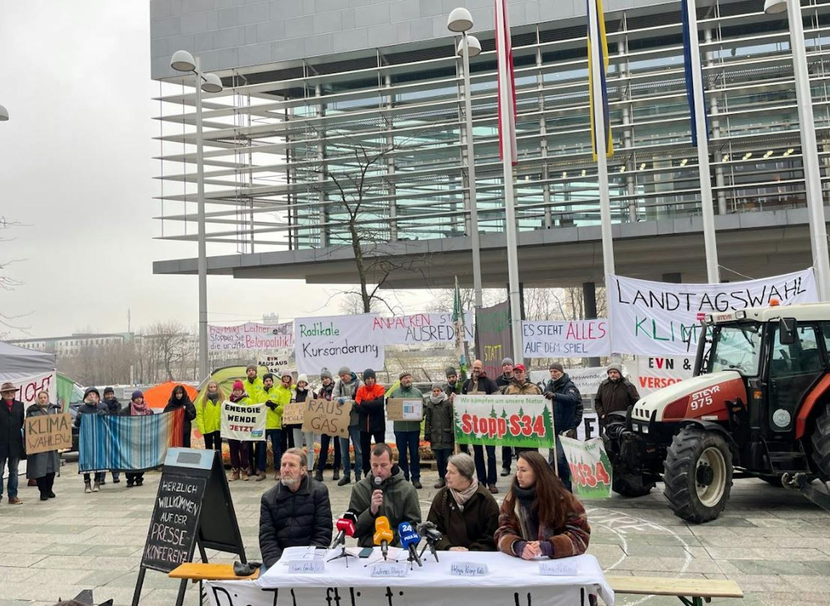 Gemeinsam mit den Klimaaktivisten von Fridays For Future NÖ setzen Bauern ein klares Zeichen gegen die zunehmende Bodenversiegelung und fehlende Klimapolitik in NÖ.