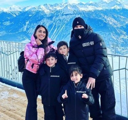 Lionel Messi und seine Family im Winter-Outfit.