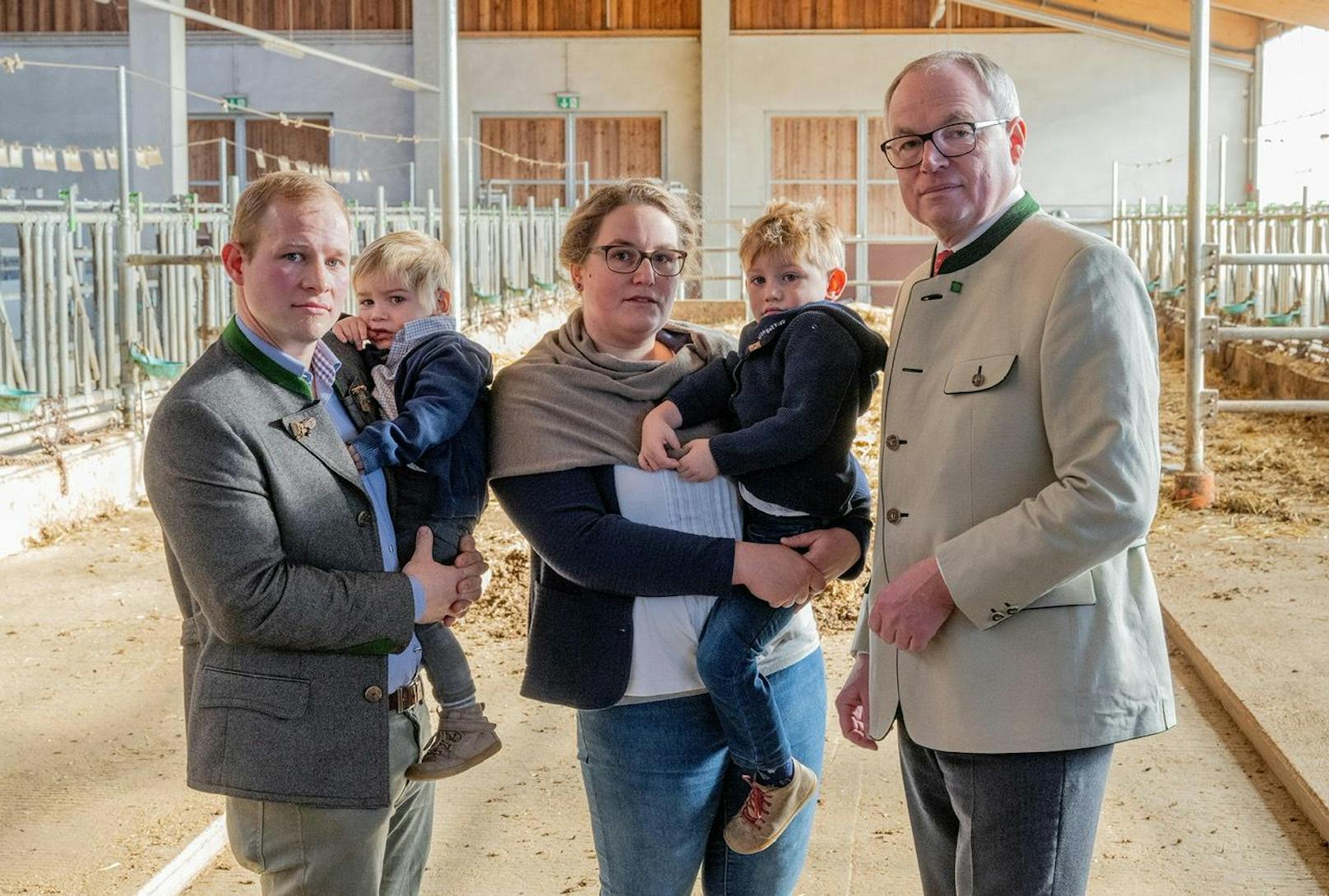NÖ Bauernbundobmann LH-Stv. Stephan Pernkopf und Familie Hochedlinger (Anja und Harald) sprechen über die Folgen von Eigentumssteuern für Jungbauern.