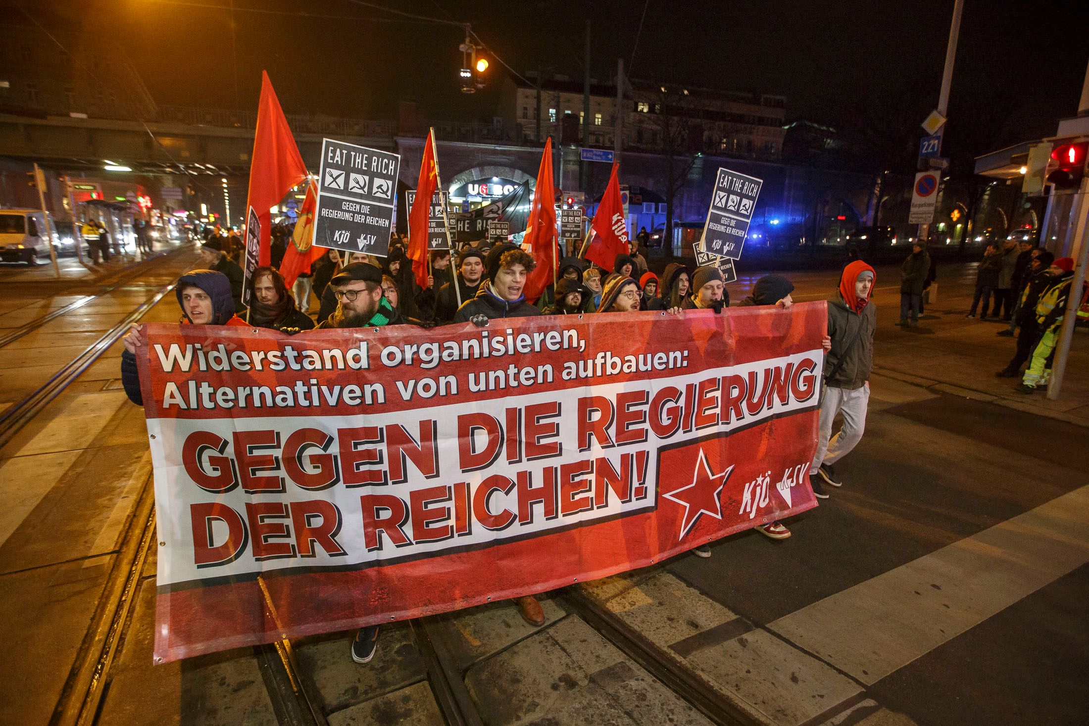 Ein Bild von der Opernballdemo 2018. Auch heuer hat die KJÖ wieder eine Demo angemeldet.