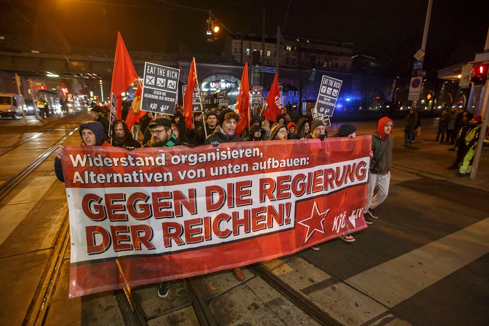 Ein Bild von der Opernballdemo 2018. Auch heuer hat die KJÖ wieder eine Demo angemeldet.