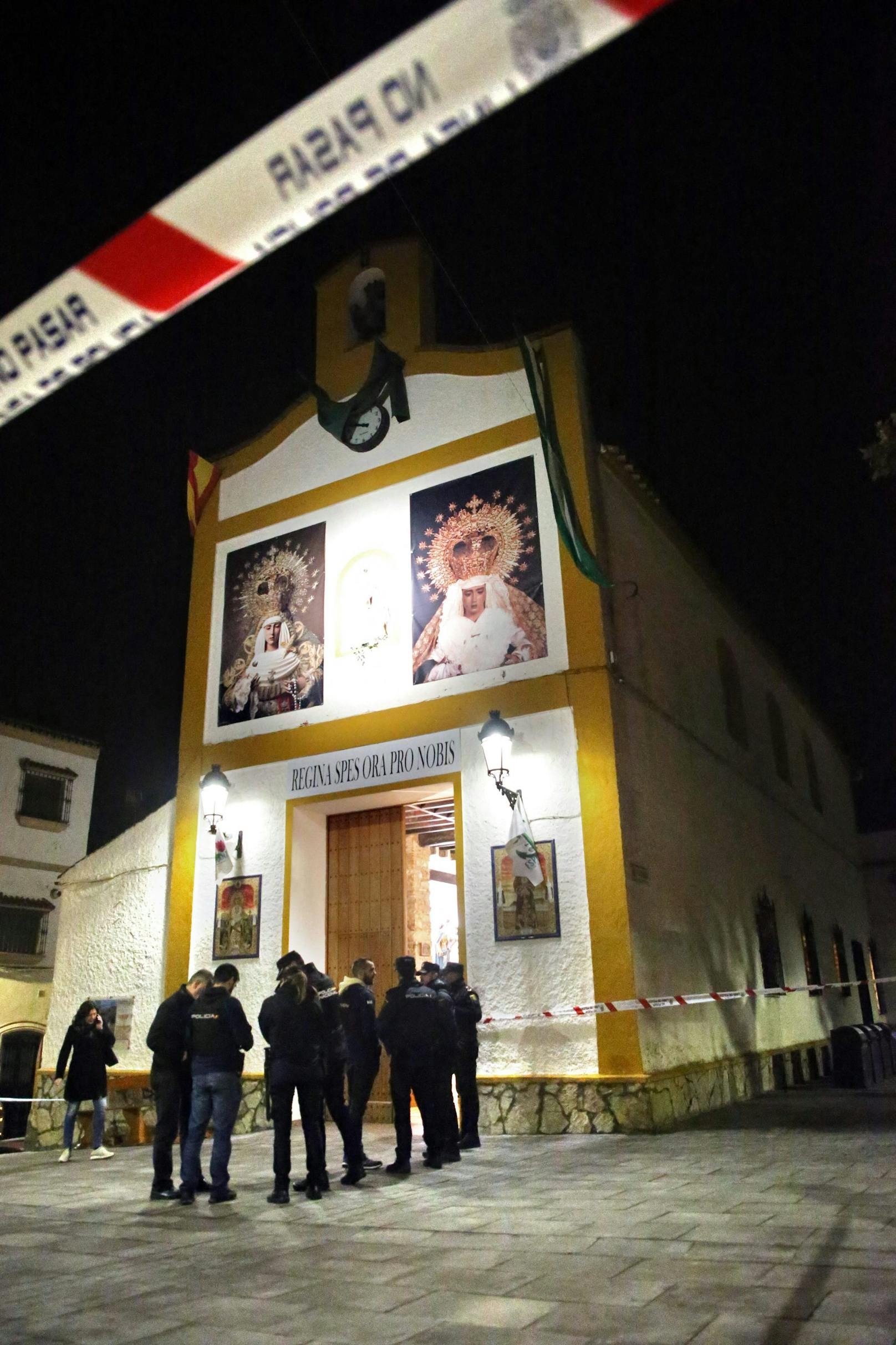 Gegen 19 Uhr sei der Verdächtige mit einer Machete zunächst in die Kirche San Isidro gegangen, wo er einen Priester attackiert und schwer verletzt habe.