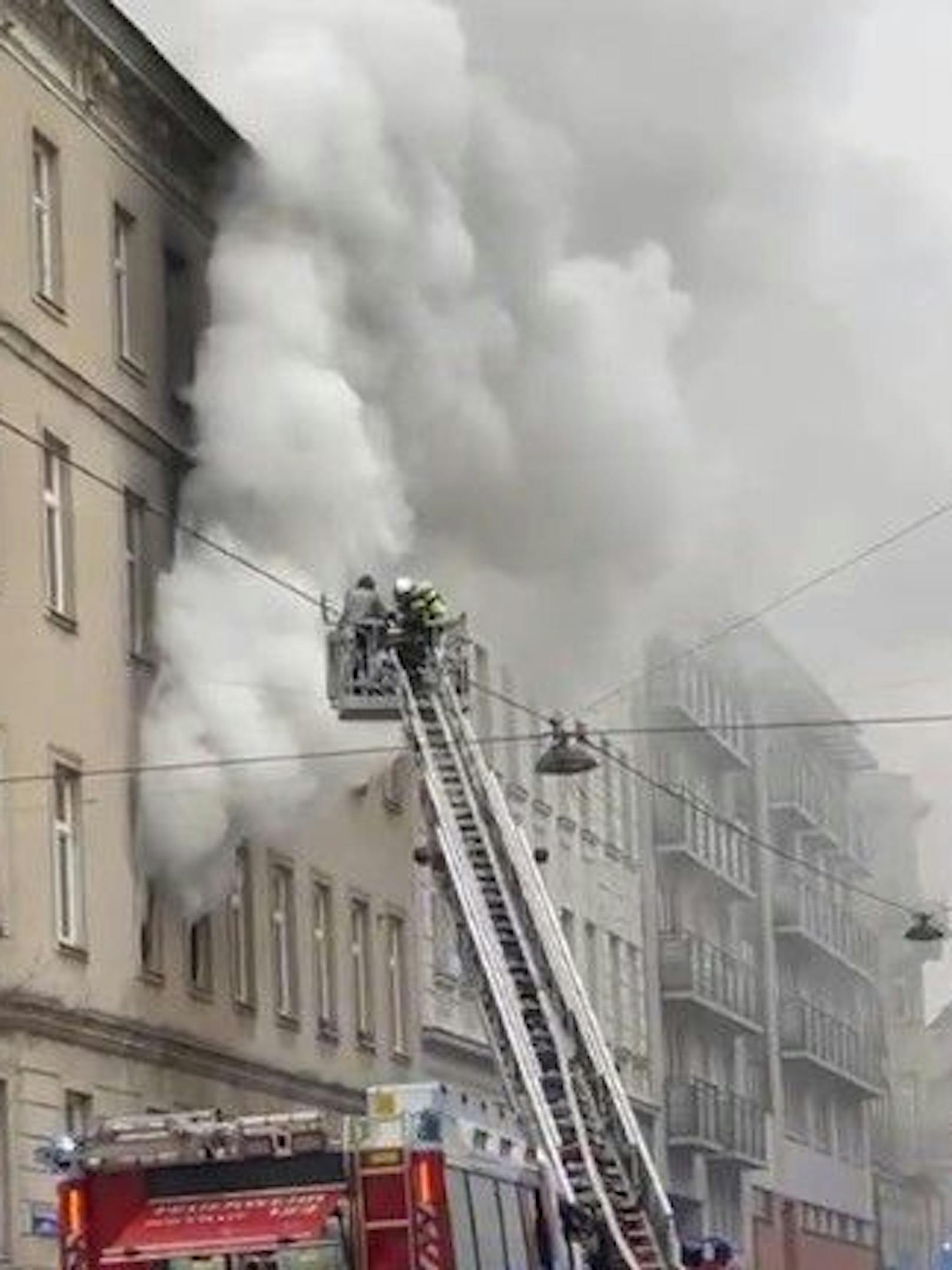 Die Wiener Berufsfeuerwehr kämpft vor Ort gegen das Feuer.