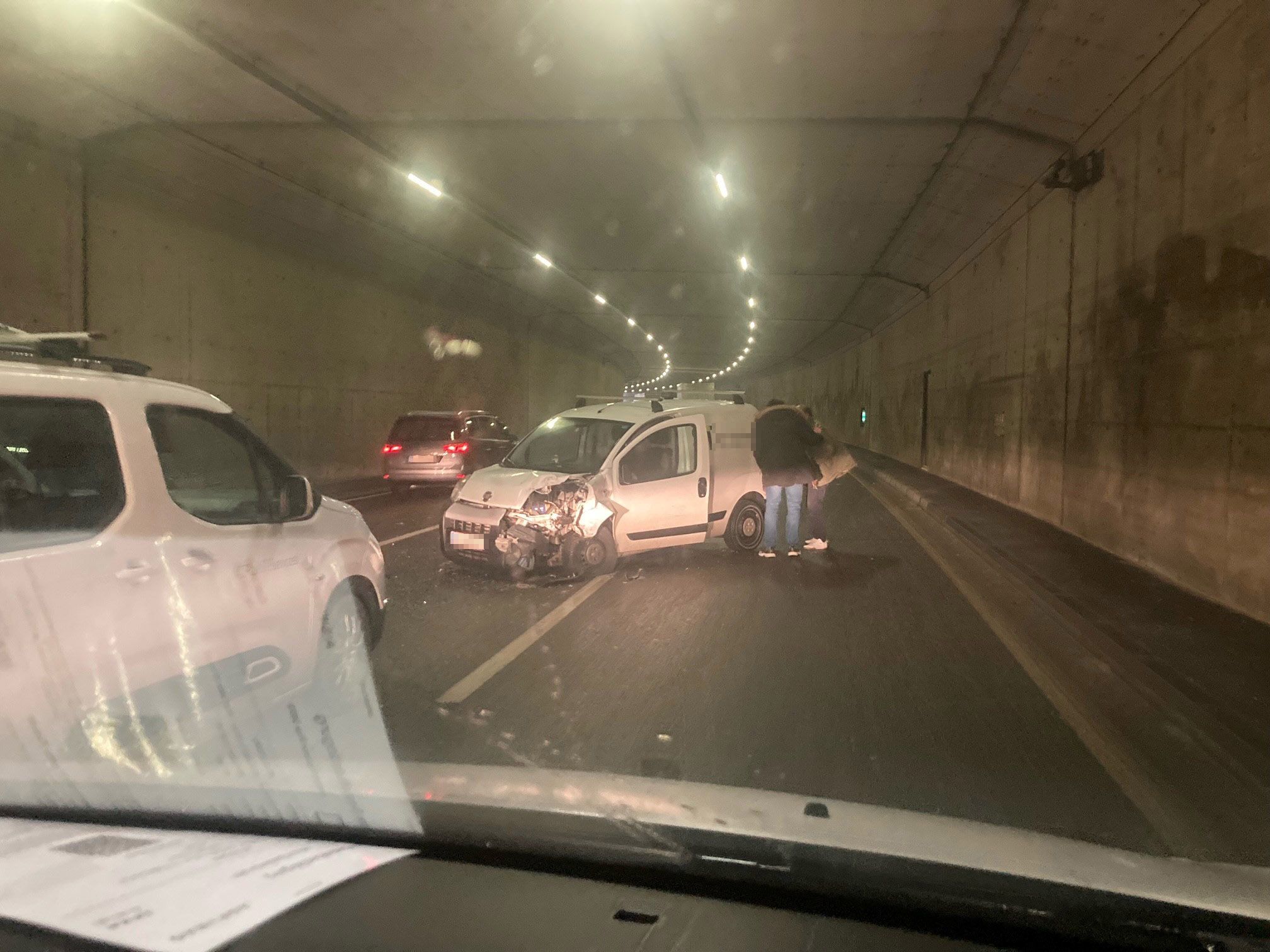 Die Unfallbeteiligten kurz nach dem Unfall. 