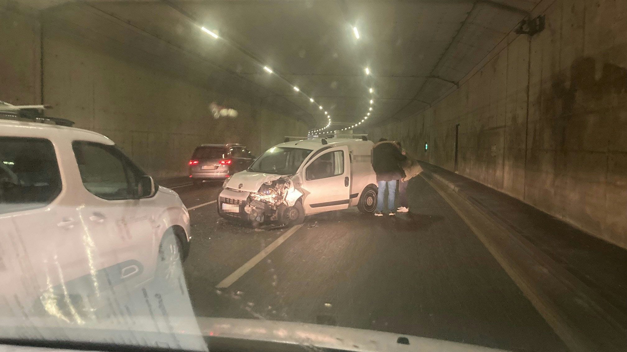 Die Unfallbeteiligten kurz nach dem Unfall. 