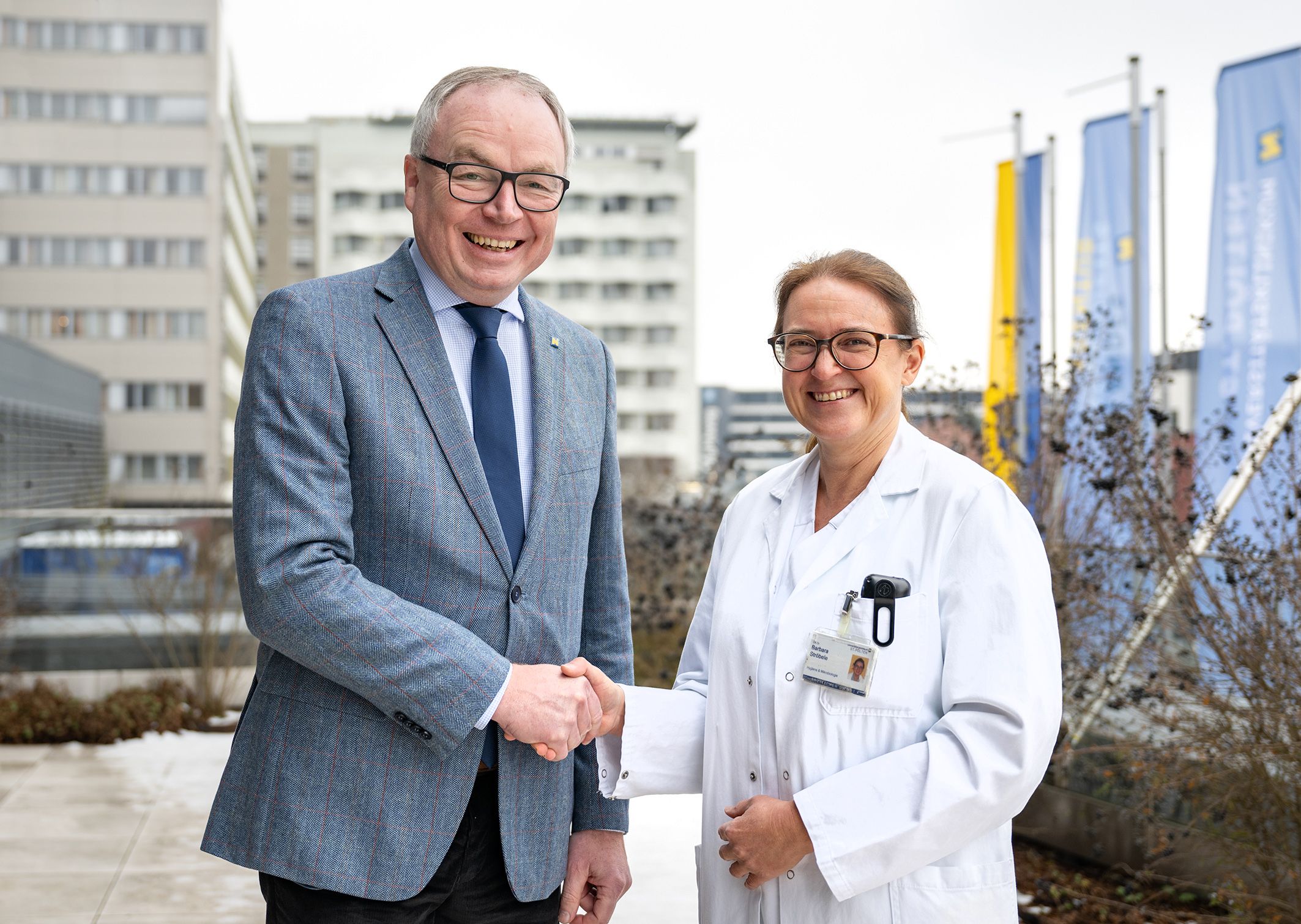 Landeshauptfrau-Stellvertreter Stephan Pernkopf mit der neuen Leiterin der des Klinischen Instituts für Hygiene und Mikrobiologie Barbara Ströbele