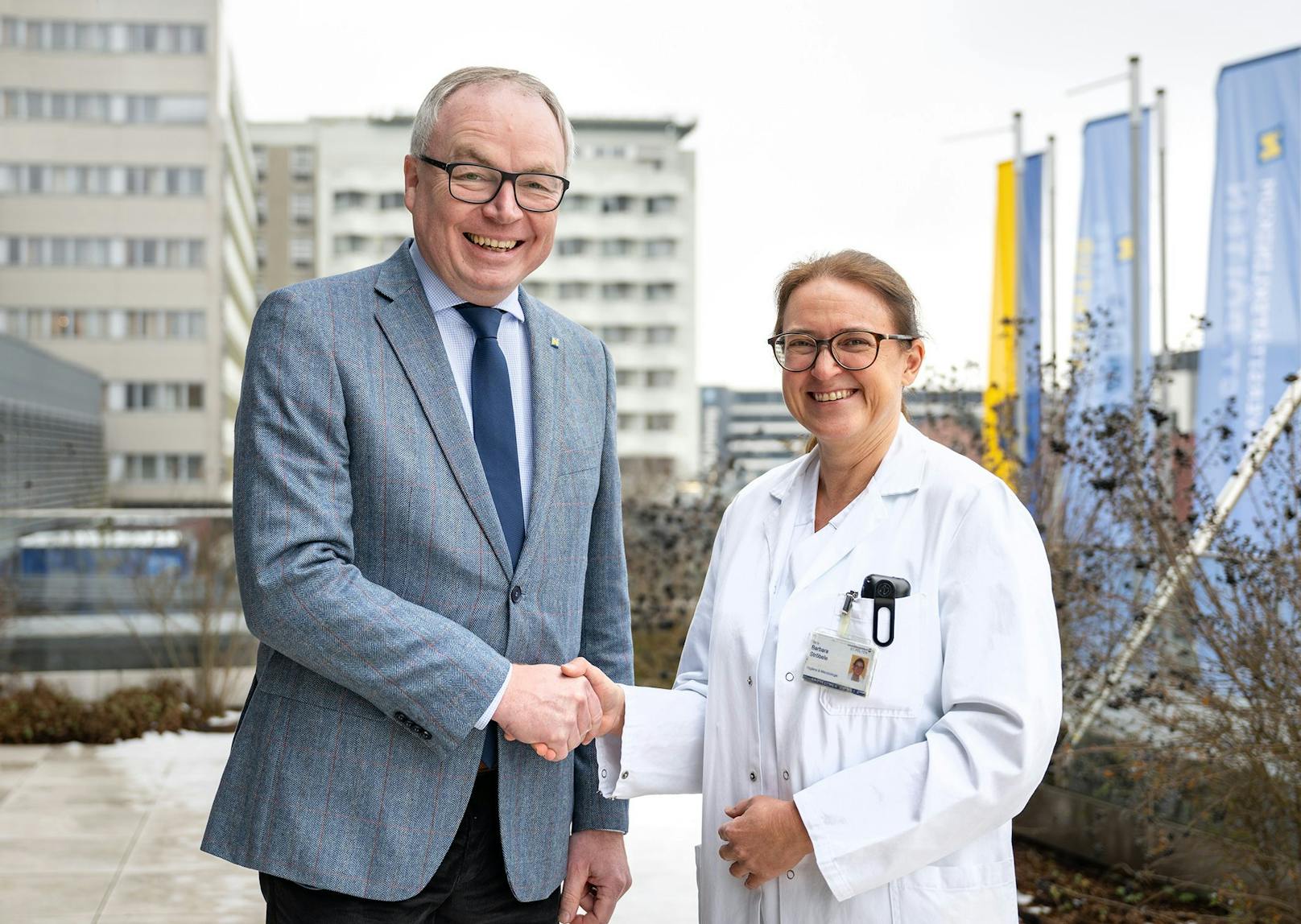 Landeshauptfrau-Stellvertreter Stephan Pernkopf mit der neuen Leiterin des Klinischen Instituts für Hygiene und Mikrobiologie Barbara Ströbele