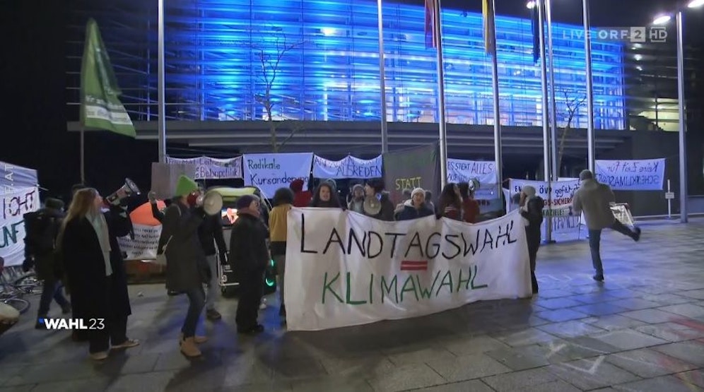 Vor dem Studio demonstrieren einige Aktivisten von 