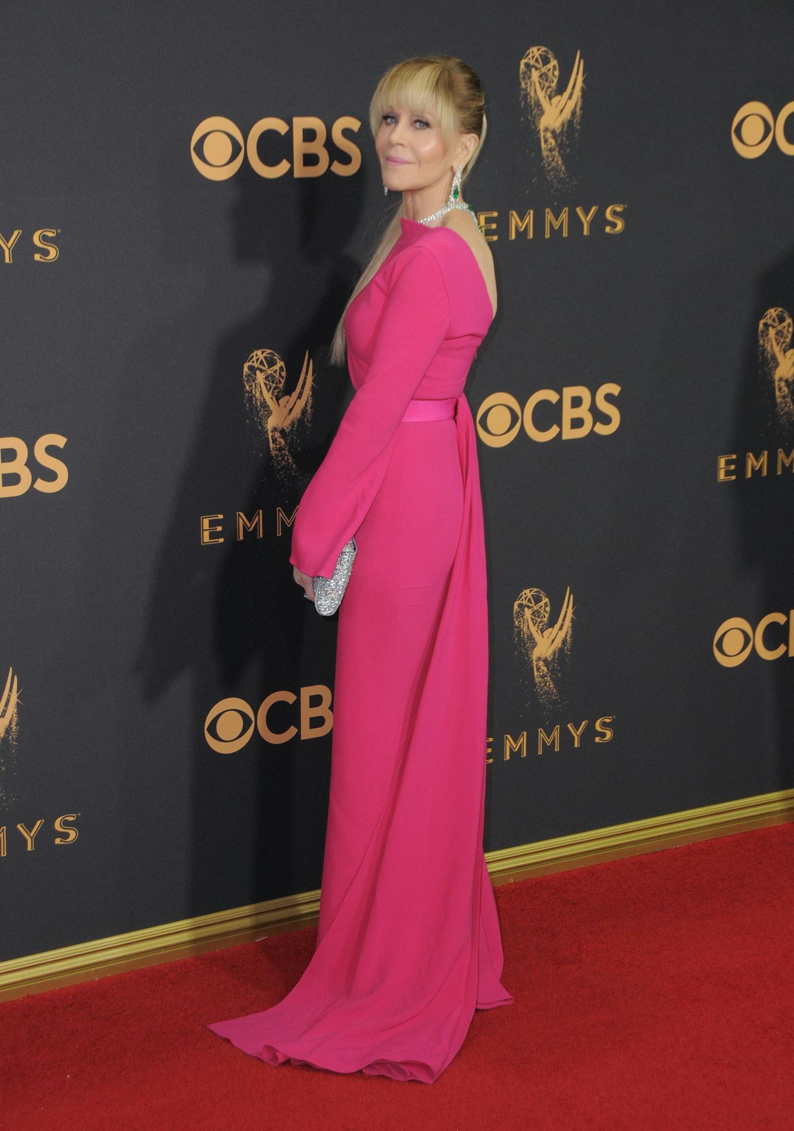 So möchte man mit 79 aussehen: Am Red Carpet der Emmy's trug sie 2017 eine Robe in Hot Pink von US-Designer Brandon Maxwell. Dazu gab es Extensions in die Haare und eine silberne Clutch.&nbsp;