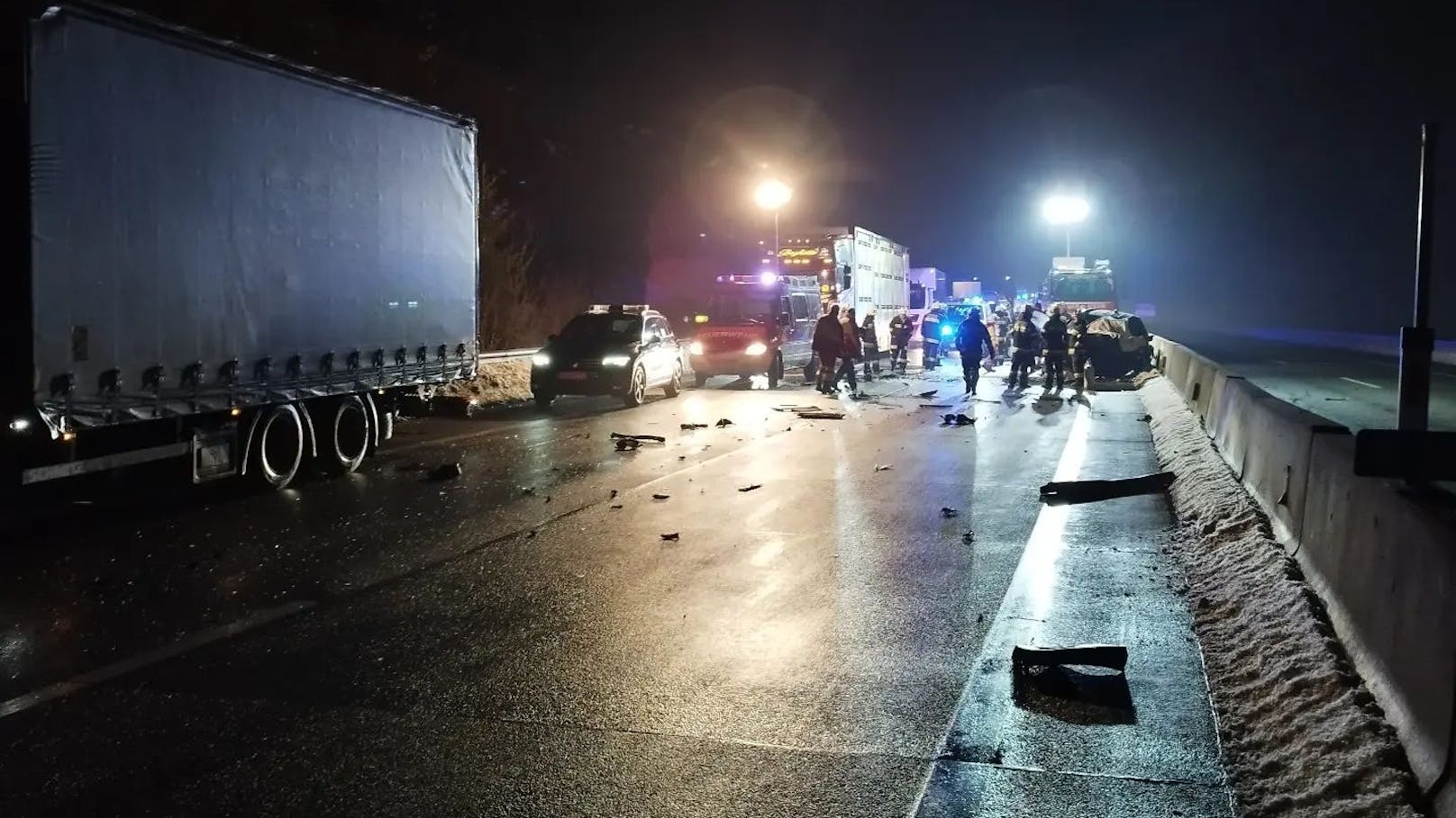 Auf der A2 Südautobahn kam es in der Nacht auf 26. Jänner zum ersten tödlichen Geisterfahrer-Unfall des Jahres 2023. 