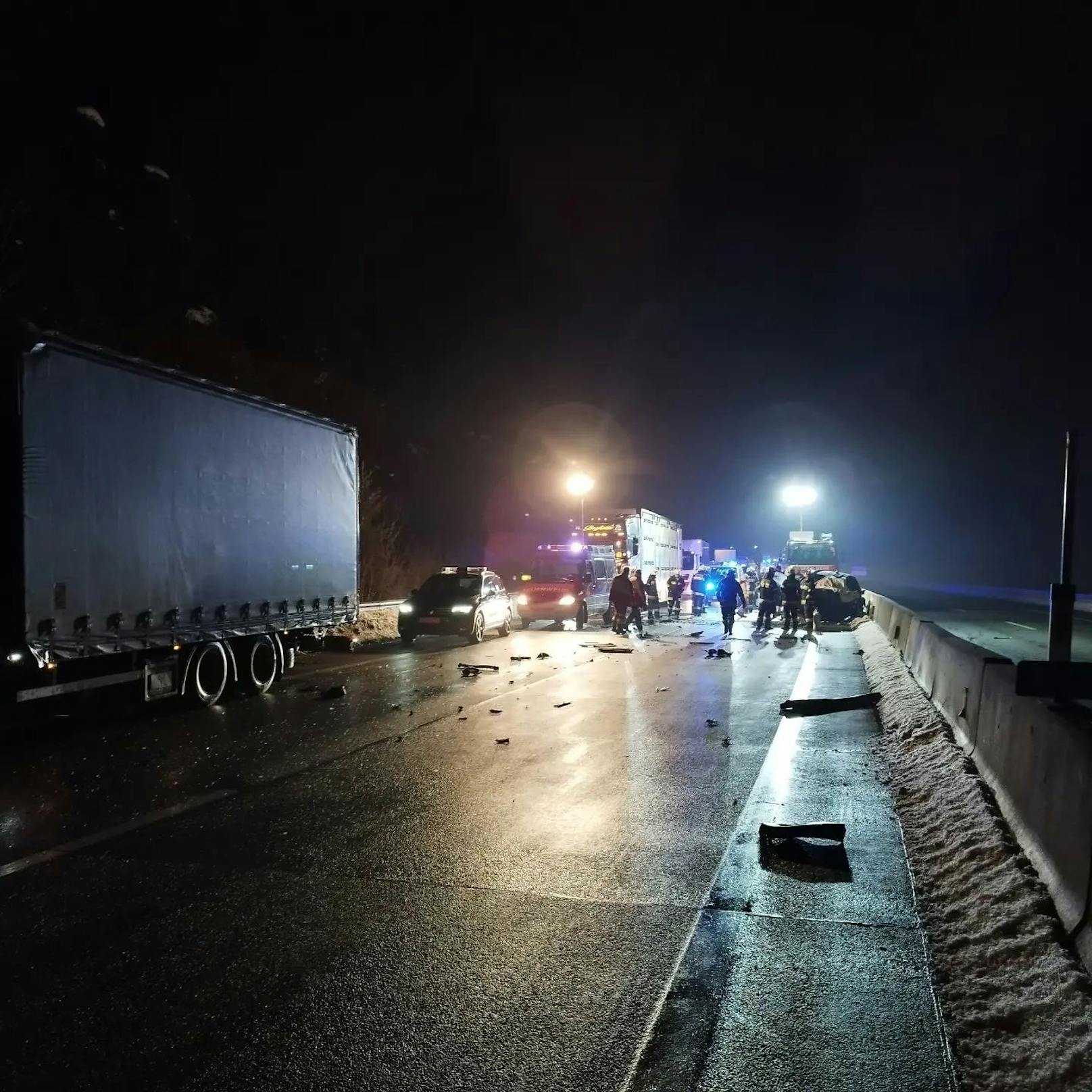Frontal gegen Lkw – Frau stirbt bei Geisterfahrer-Crash