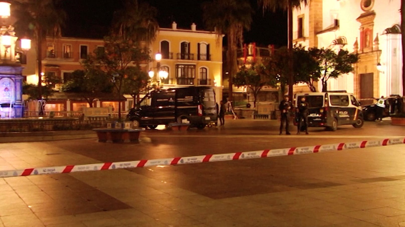 Polizisten am Tatort vor einer Kirche in Algeciras, 25. Jänner 2023.